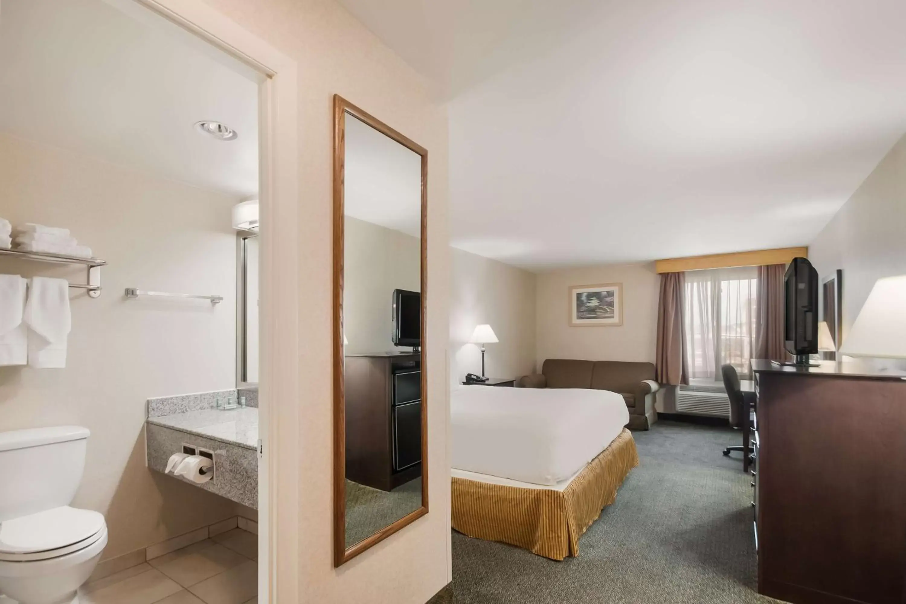 Bedroom, Bathroom in Best Western Manassas