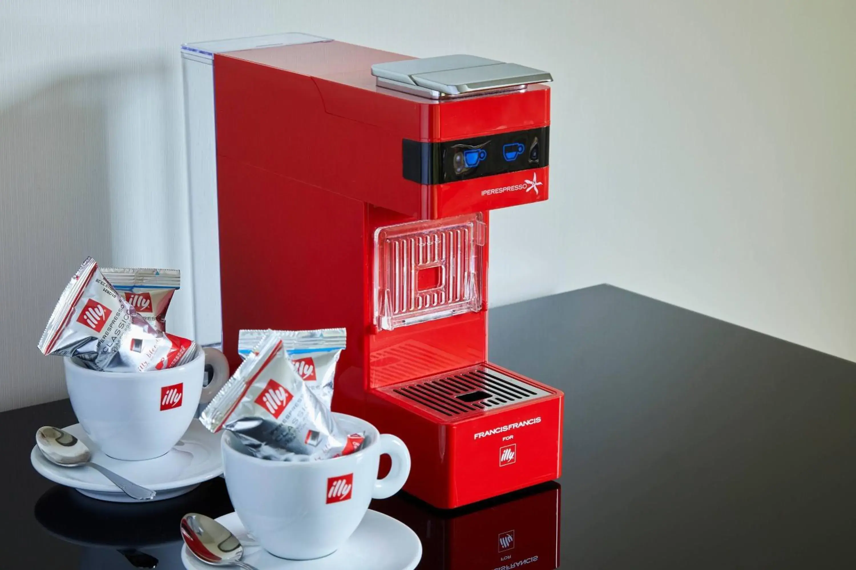 Photo of the whole room, Coffee/Tea Facilities in Delta Hotels by Marriott Forest of Arden Country Club