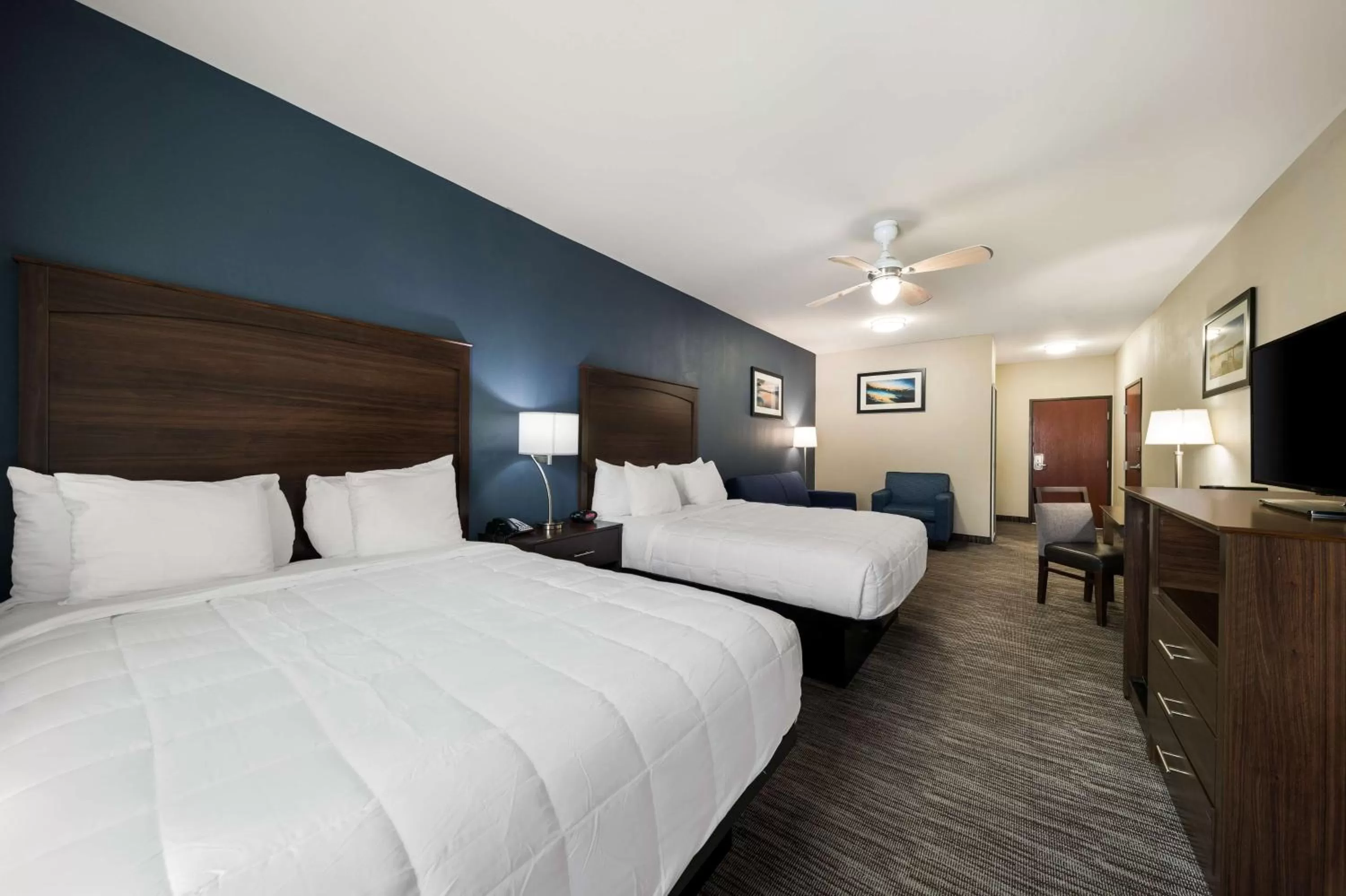 Photo of the whole room, Bed in Best Western Plus Lake Dallas Inn & Suites