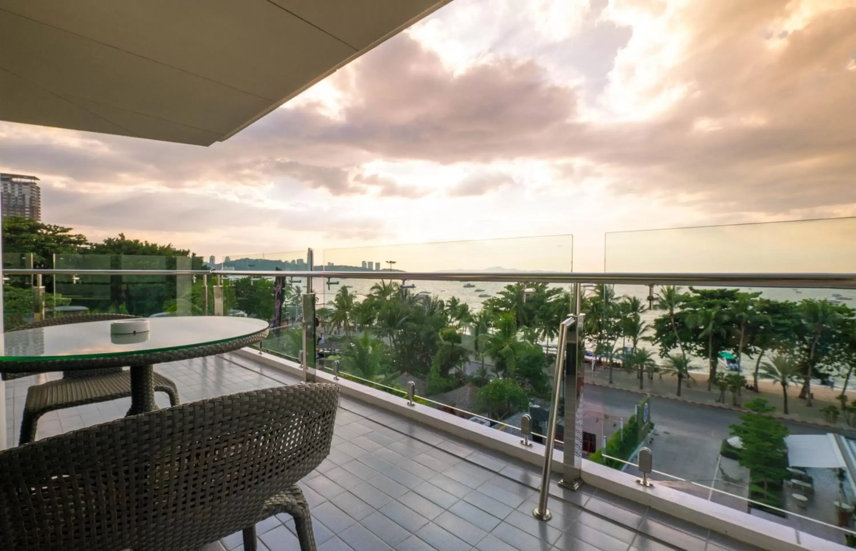 Sea view, Balcony/Terrace in Mera Mare Pattaya