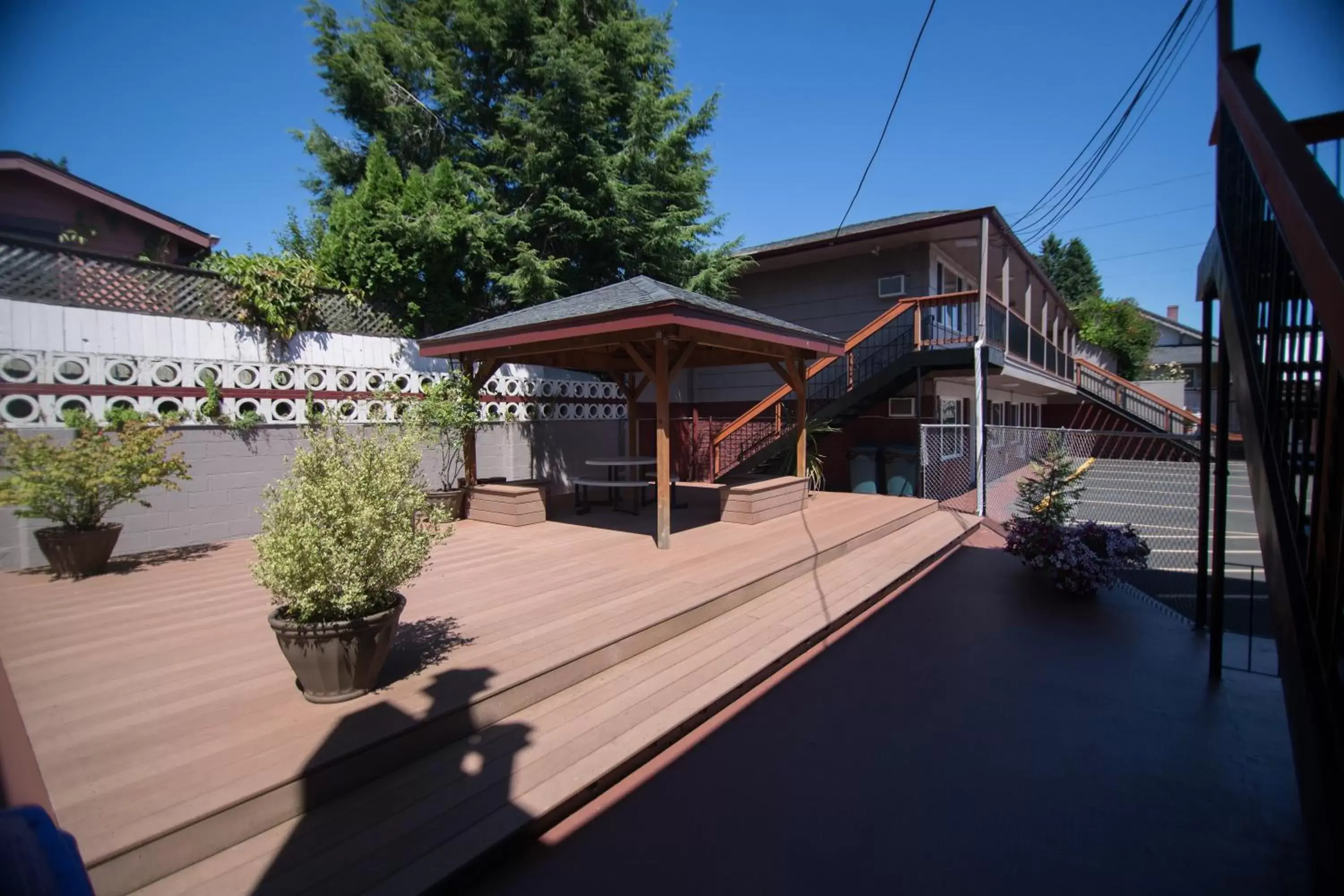 Patio, Property Building in Viking Motel