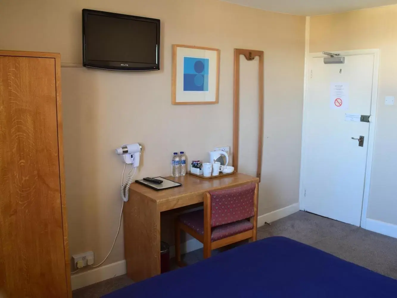 Bedroom, TV/Entertainment Center in The Portland Hotel