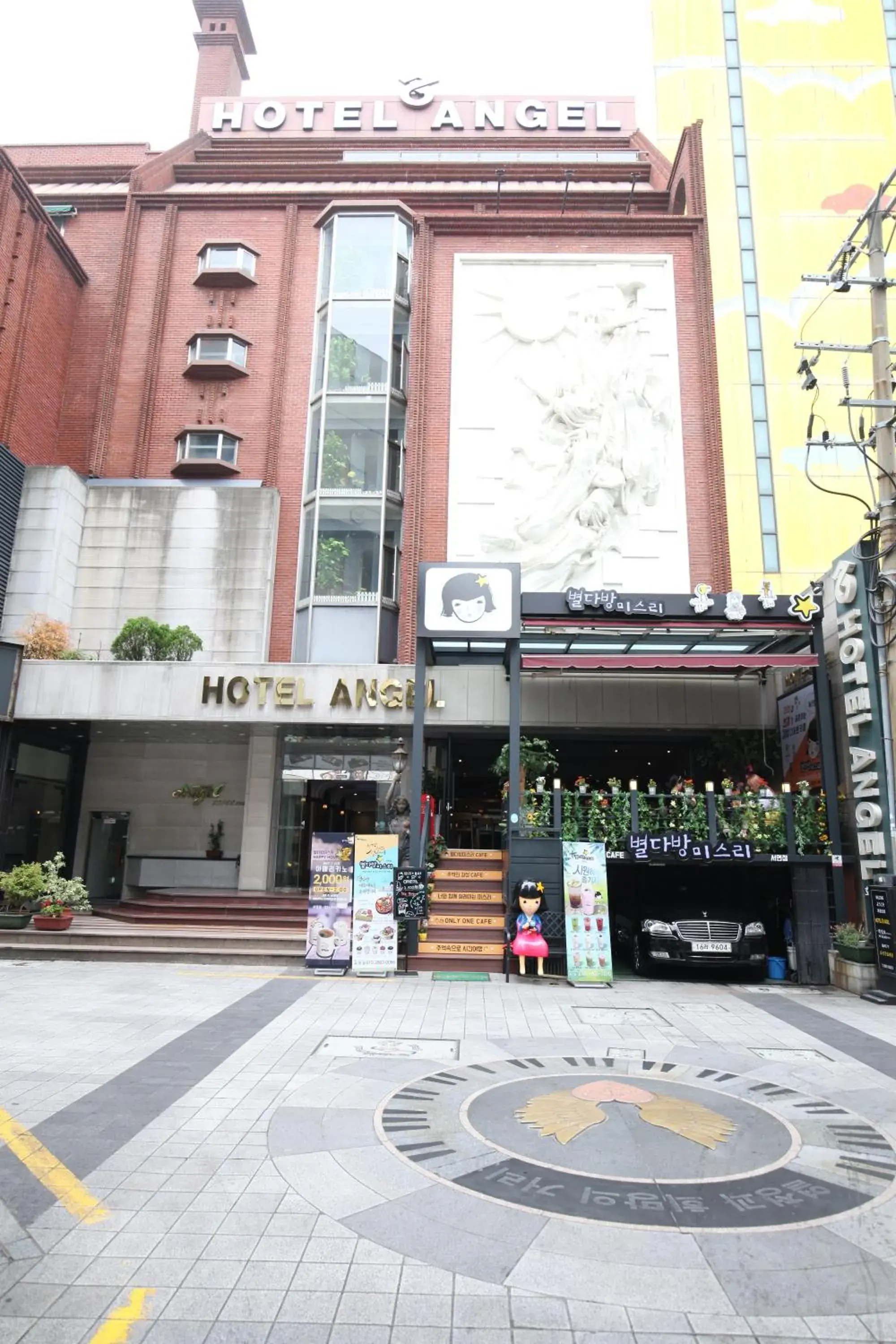 Facade/entrance in Angel Hotel