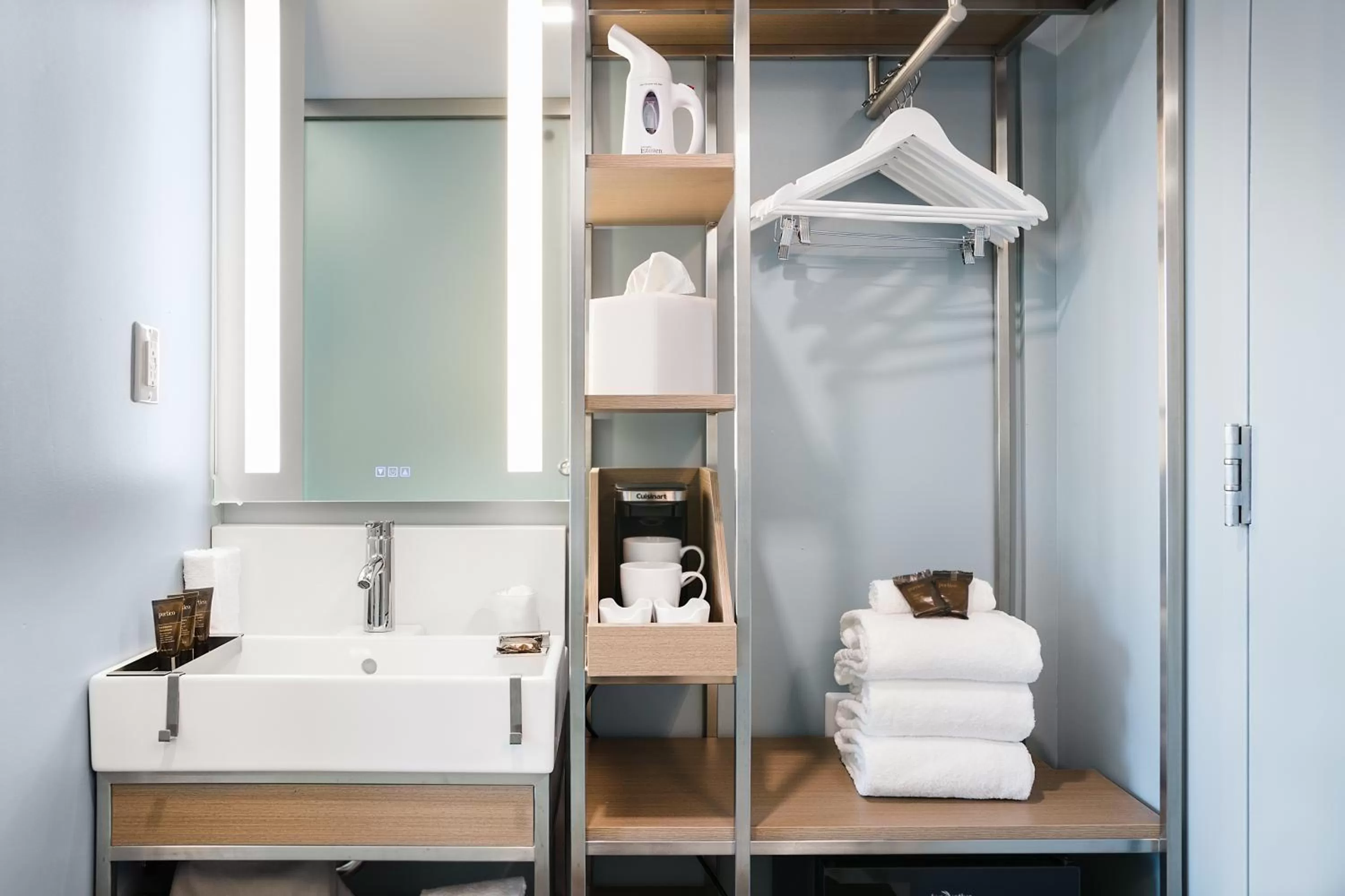 Bathroom, Bed in Wingate by Wyndham Bronx Haven Park