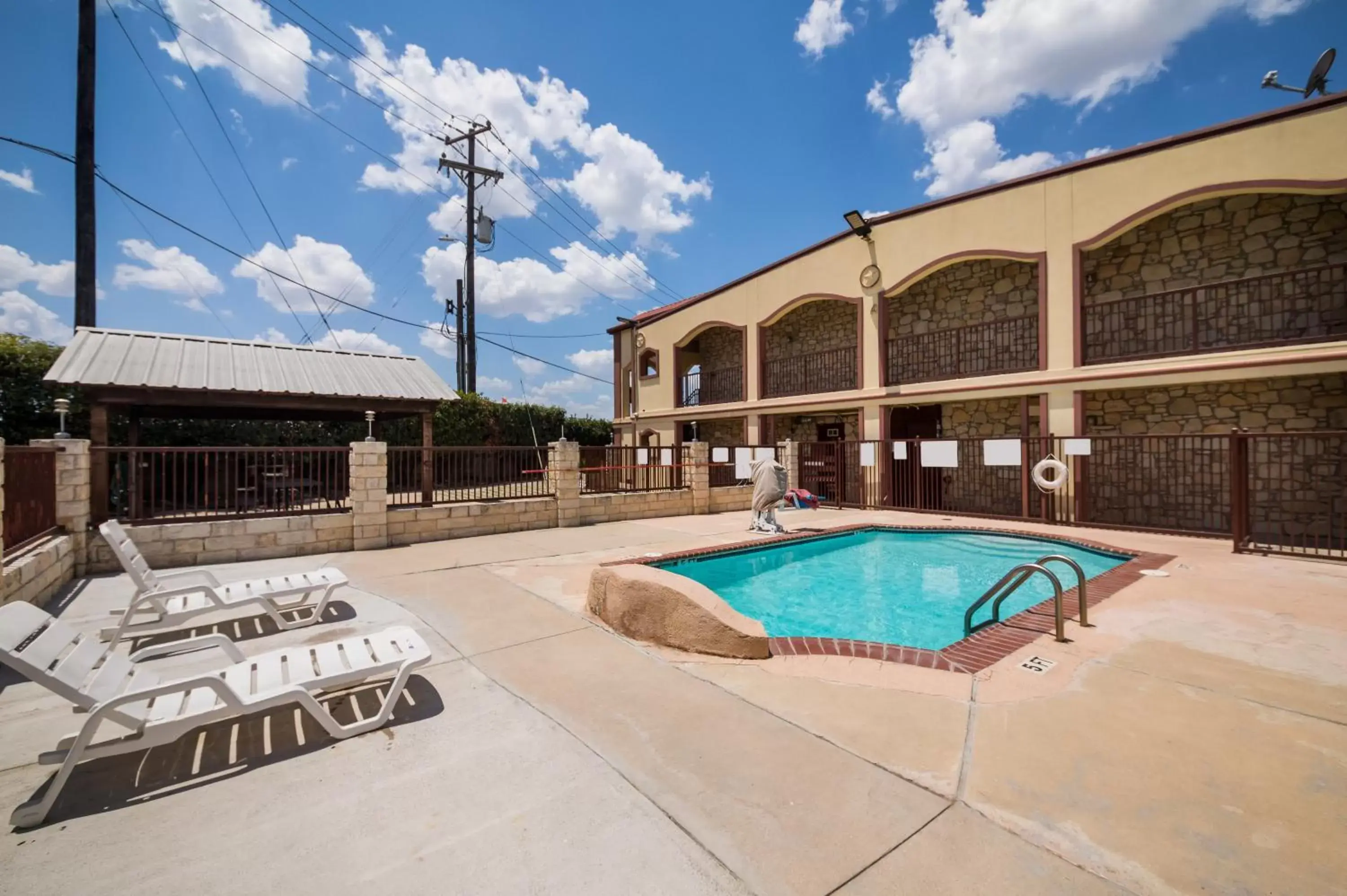 Property building in Americas Best Value Inn Buda Property building in Americas Best Value Inn Buda