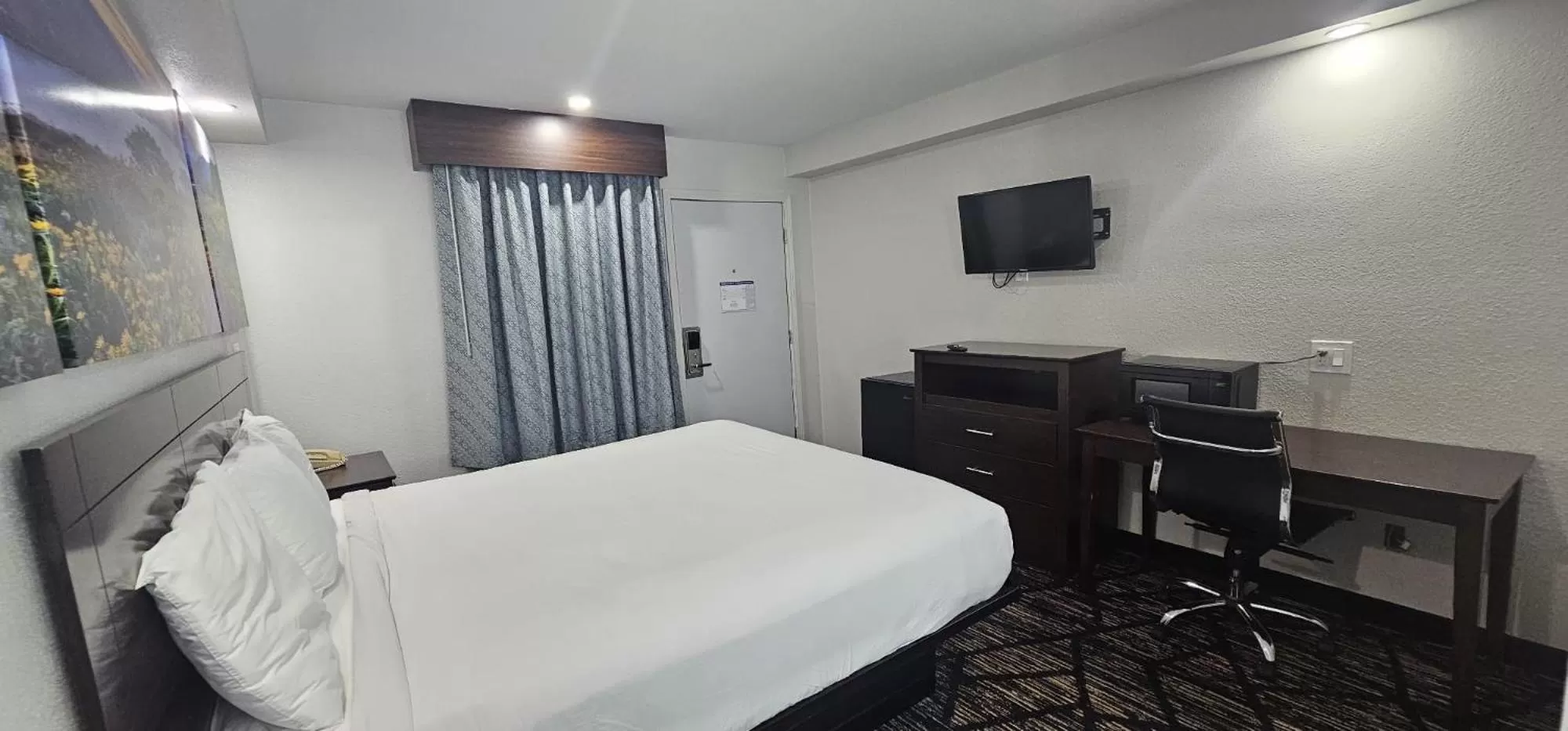 Bed in Days Inn by Wyndham Indianapolis East Post Road