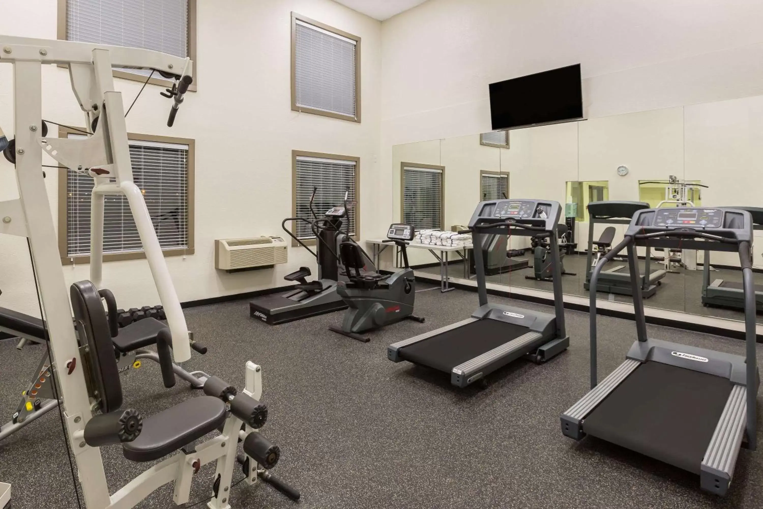 Fitness centre/facilities, Fitness Center/Facilities in Ramada by Wyndham Des Moines Airport