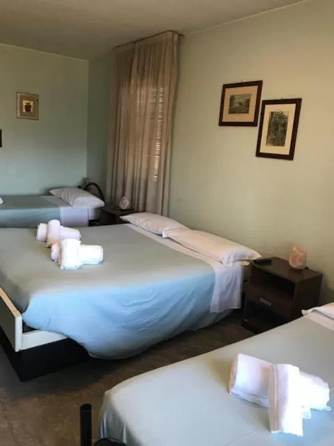 Bed in Hotel Carillon