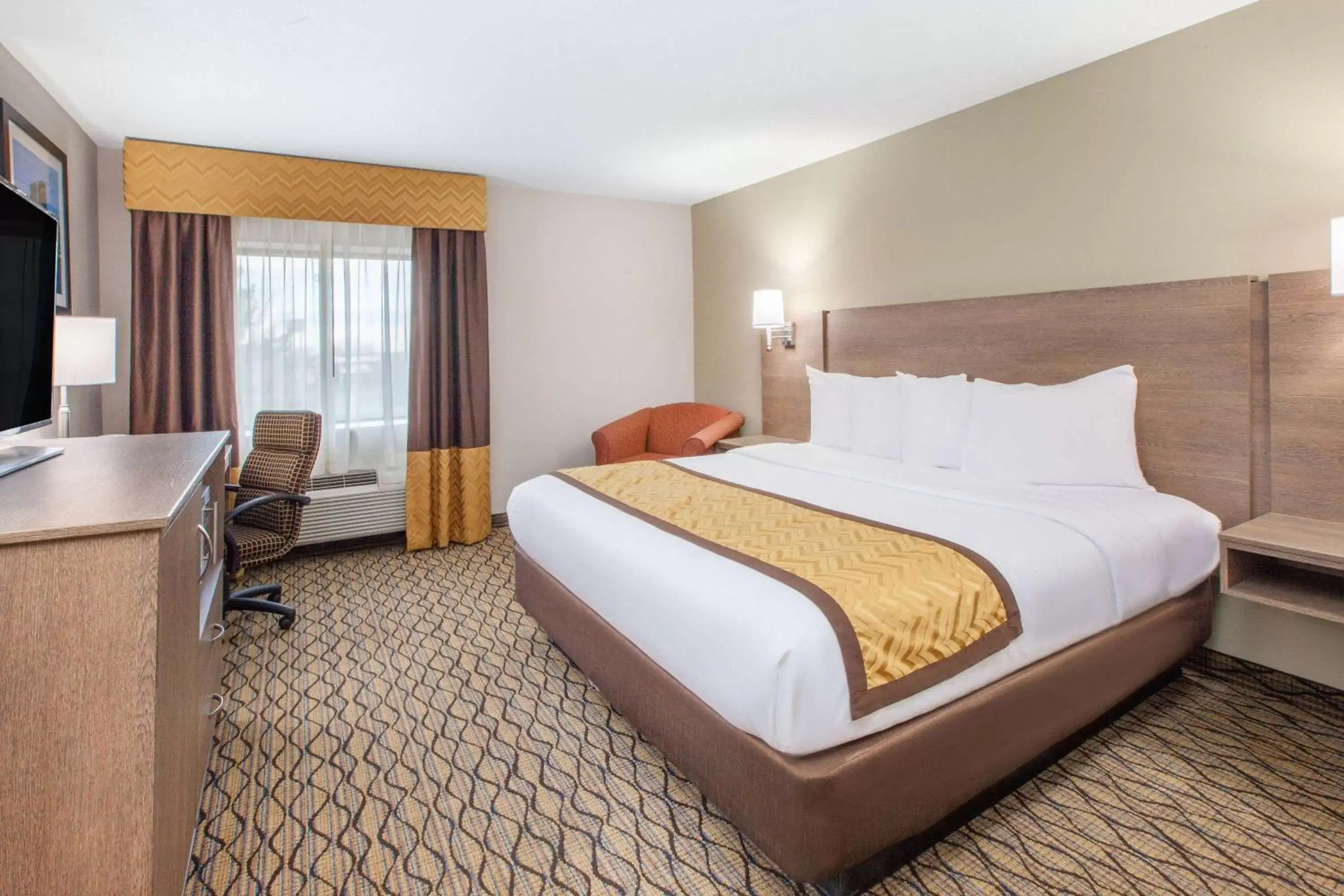 Photo of the whole room, Bed in Baymont by Wyndham Grand Rapids Airport