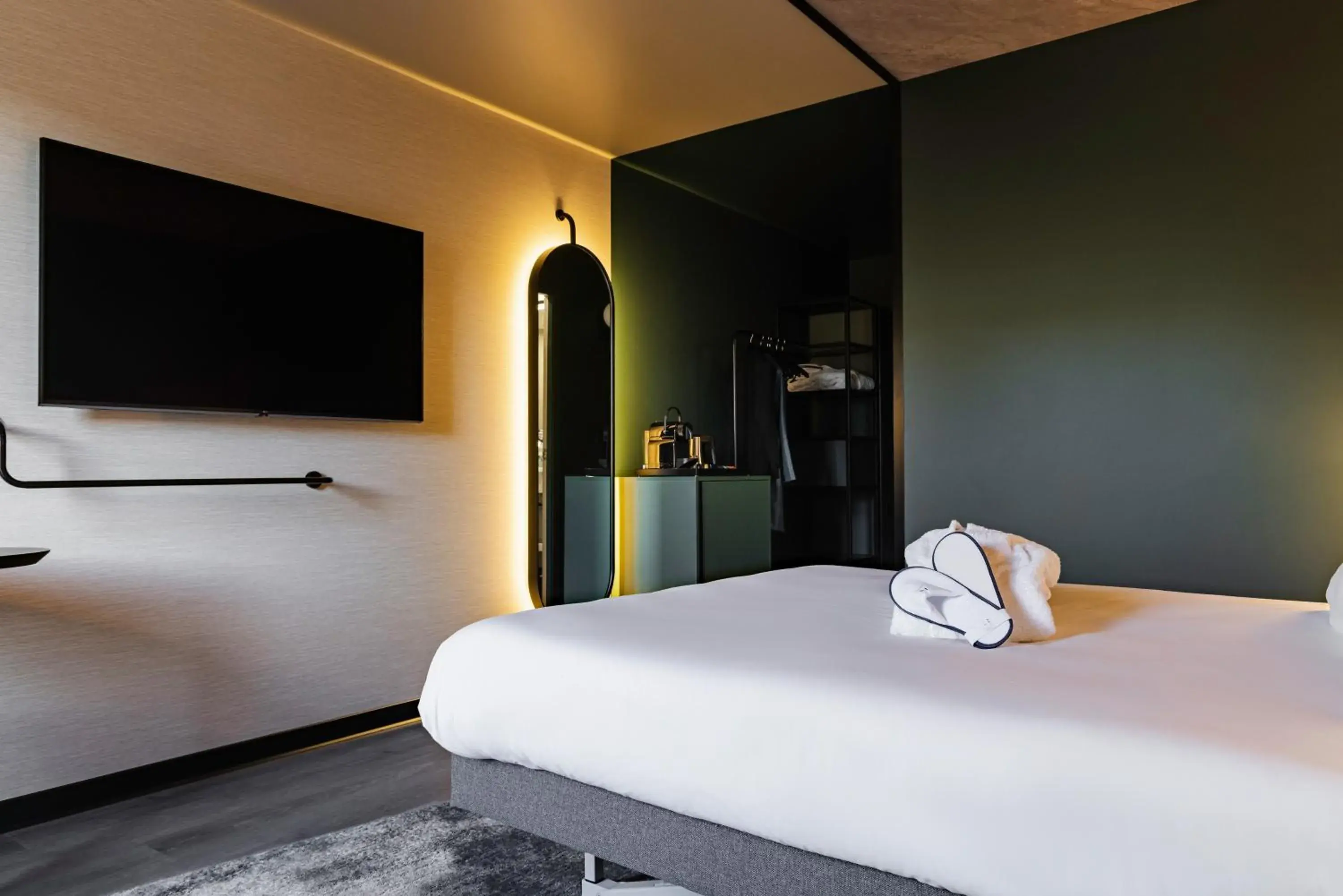 Bedroom, Bed in Novotel Paris Suresnes Longchamp