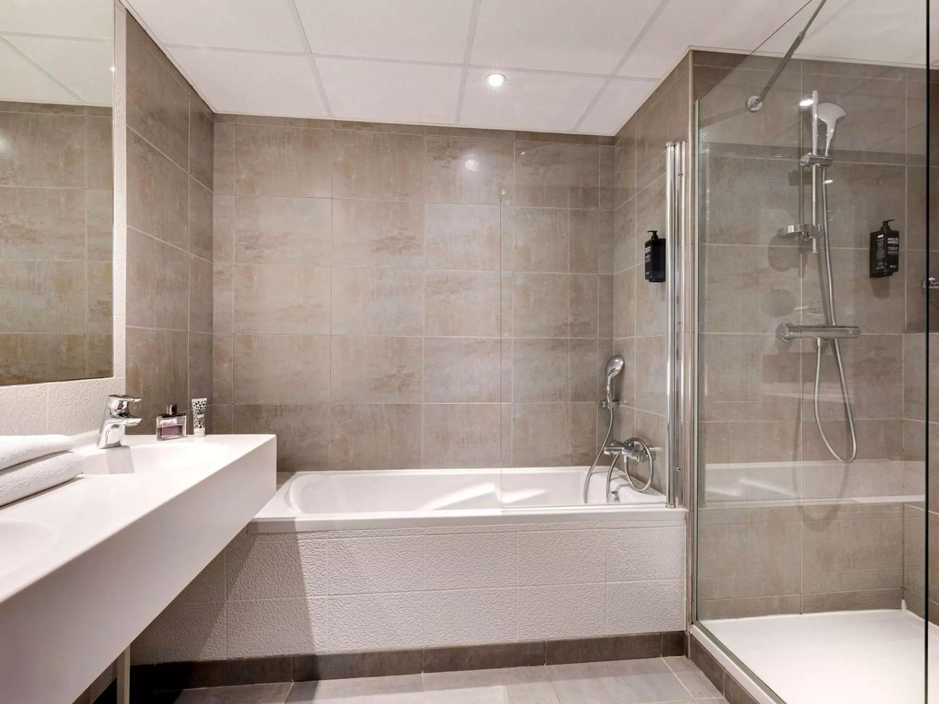 Photo of the whole room, Bathroom in Hôtel ibis Styles Montargis Arboria