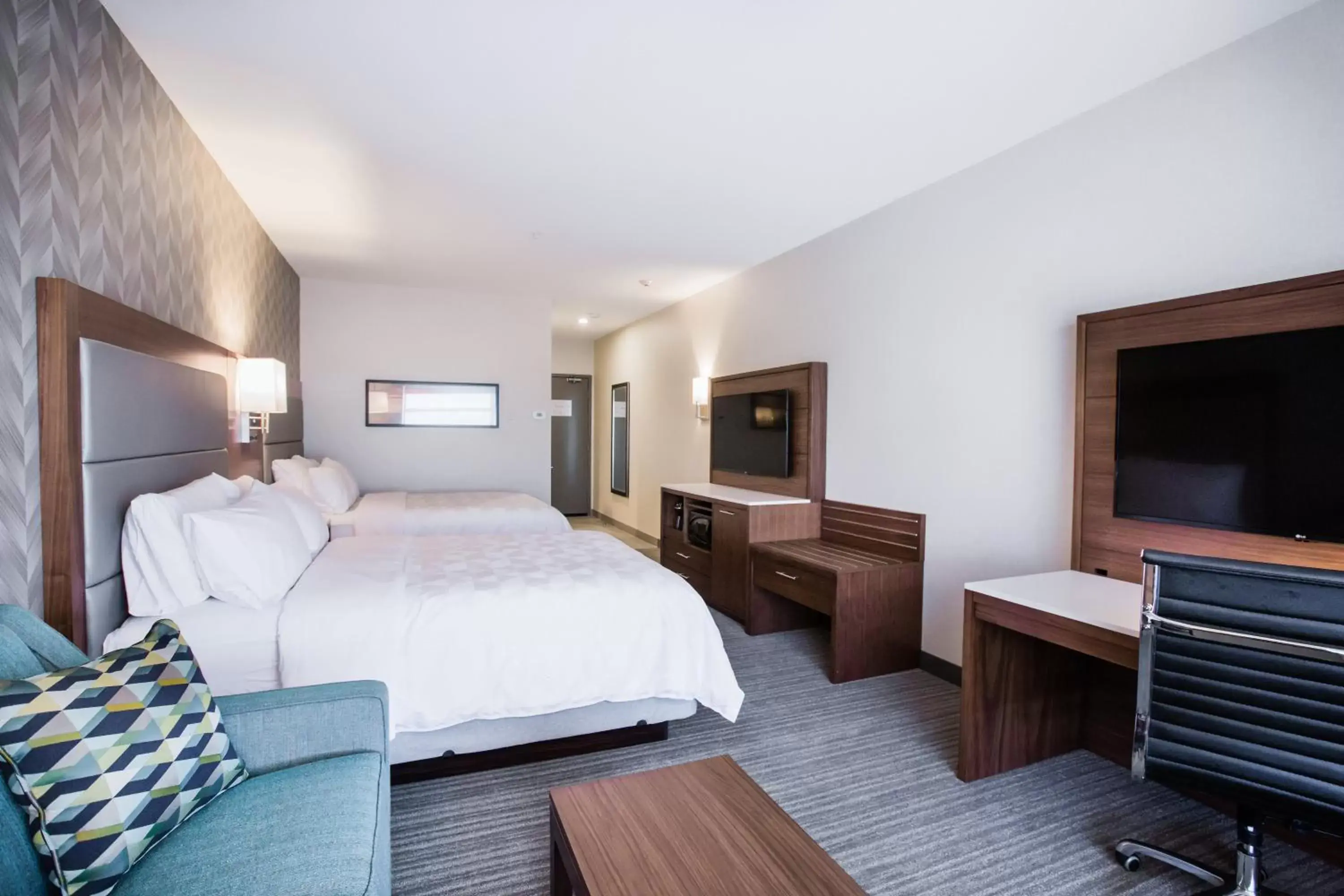 Photo of the whole room, Bed in Holiday Inn Hotel & Suites Calgary South - Conference Ctr, an IHG Hotel