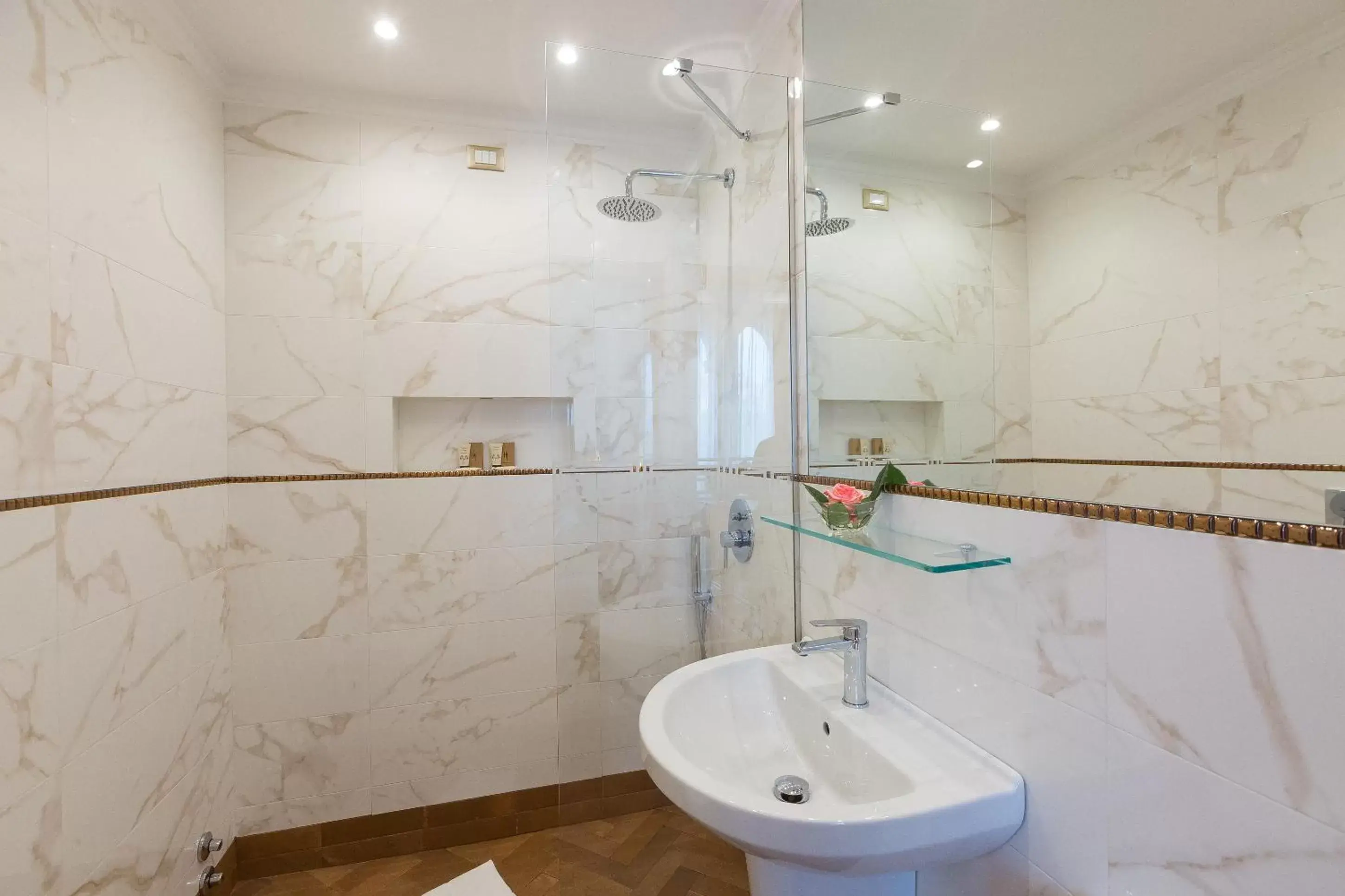 Shower, Bathroom in Hotel Milton Roma