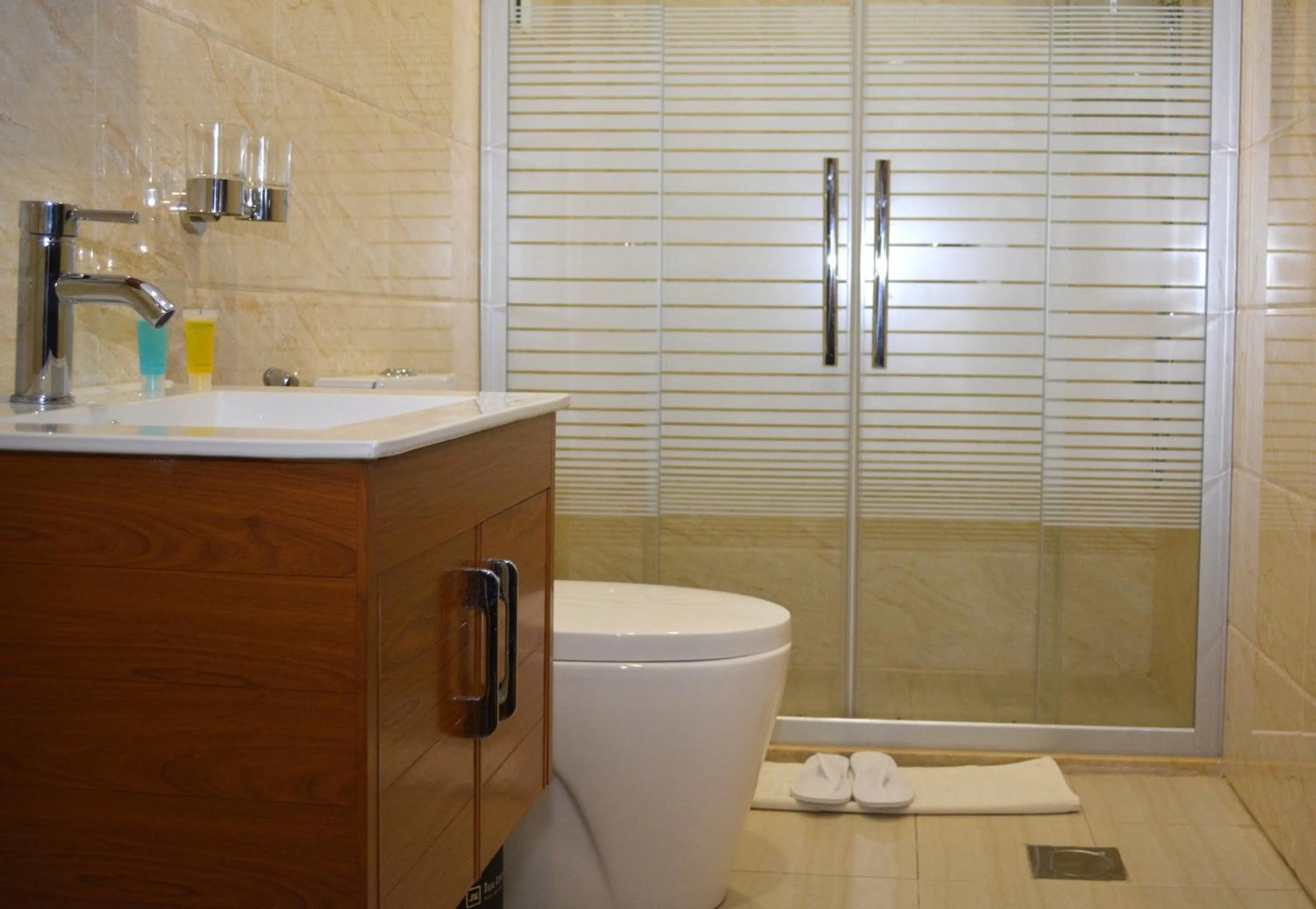 Shower in Tilal Almadina Hotel & Suites