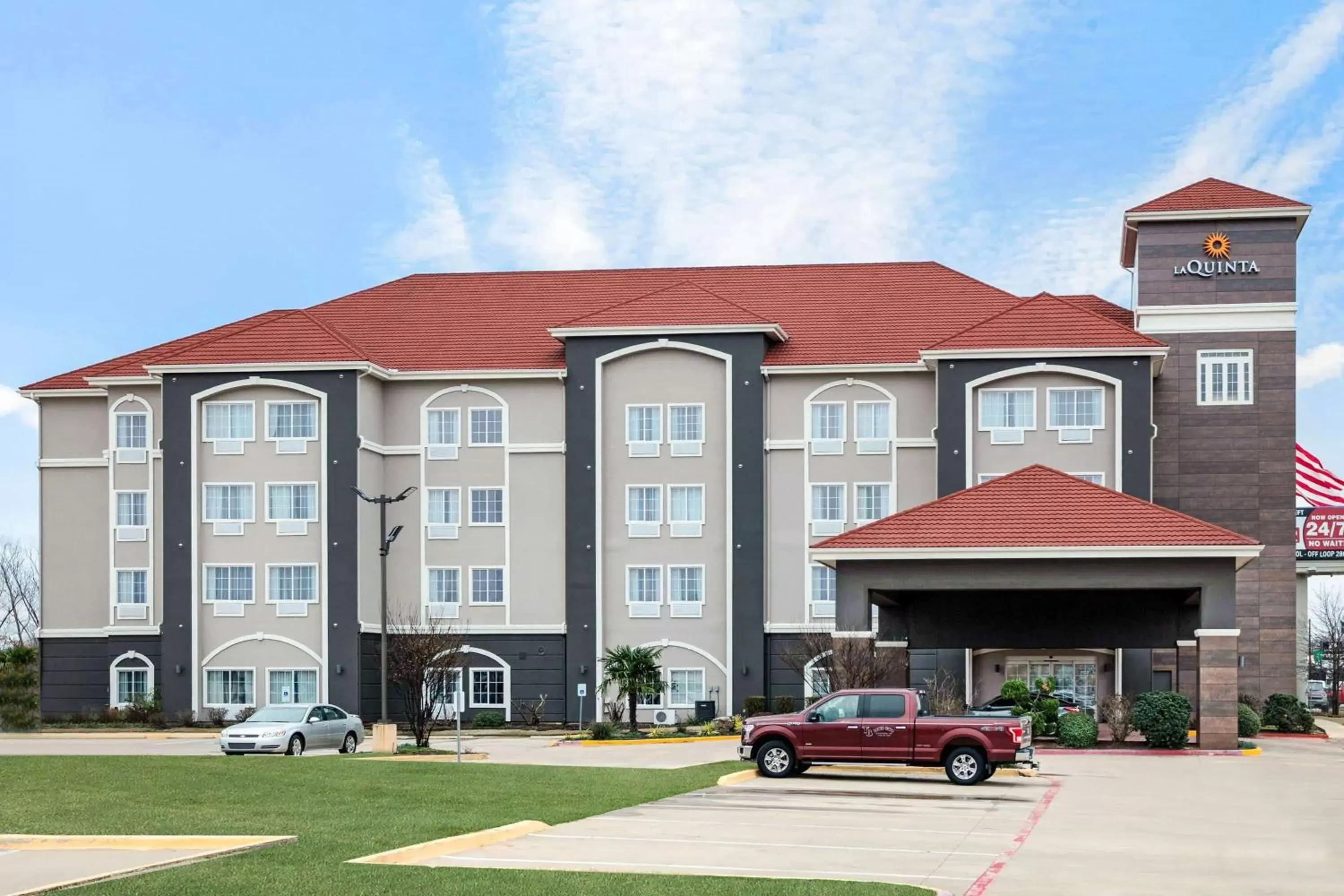 Property building in La Quinta Inn and Suites by Wyndham Paris Property building in La Quinta Inn and Suites by Wyndham Paris