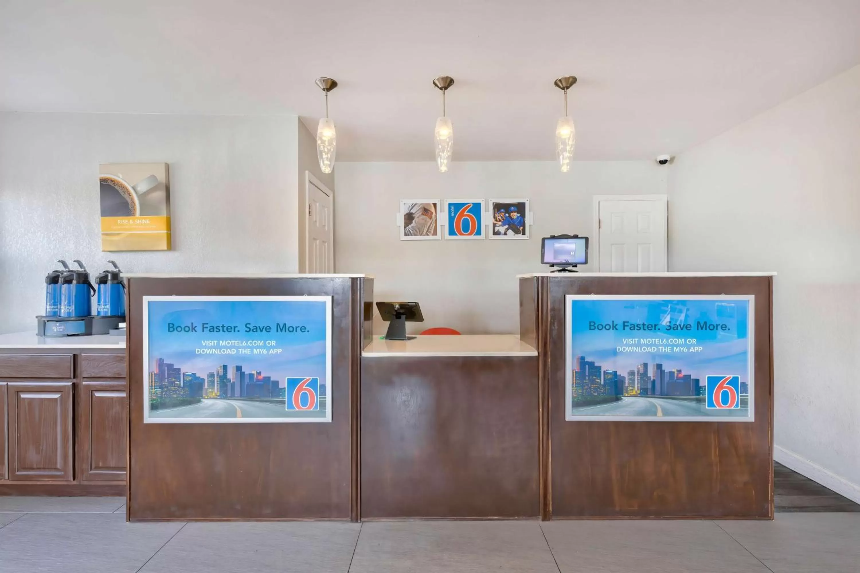 Lobby or reception in Motel 6-Falls Church, VA - Arlington Boulevard