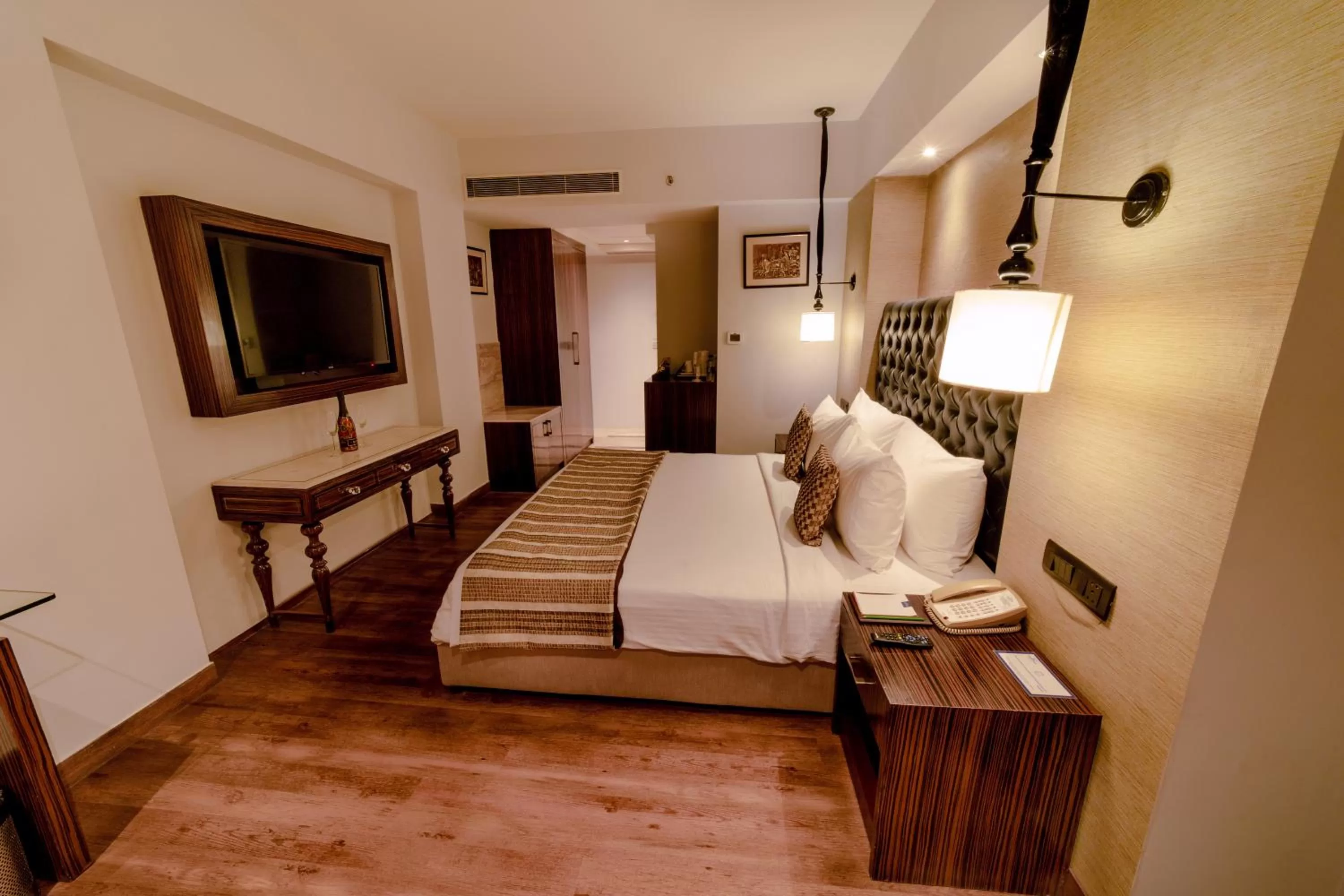 Living room, Bed in Sarovar Portico Jaipur