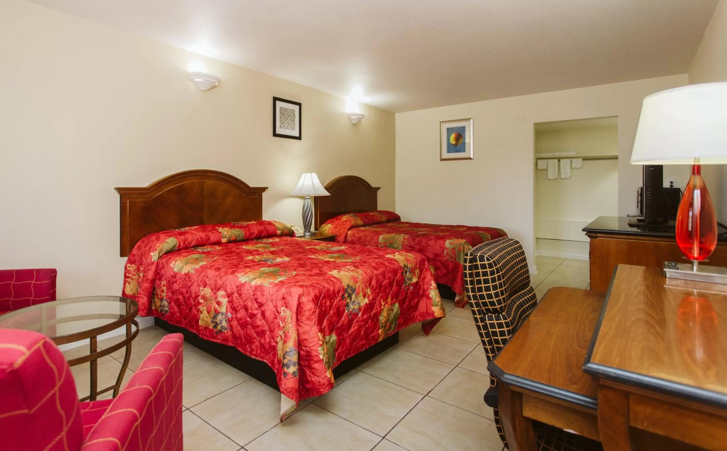 Bedroom, Bed in Space City Inn