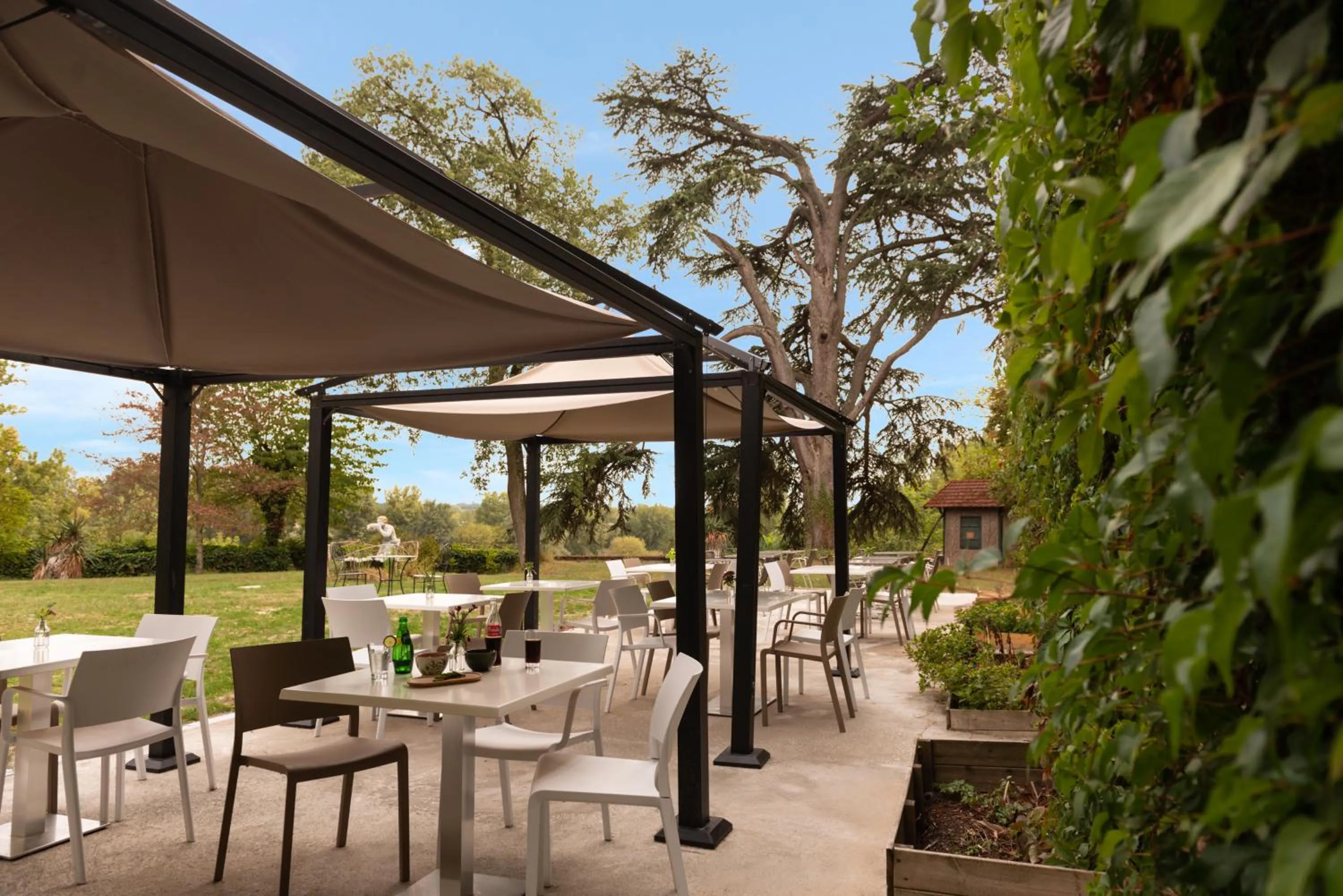 Restaurant/places to eat in The Originals Boutique, Parc Hôtel, Orléans Sud