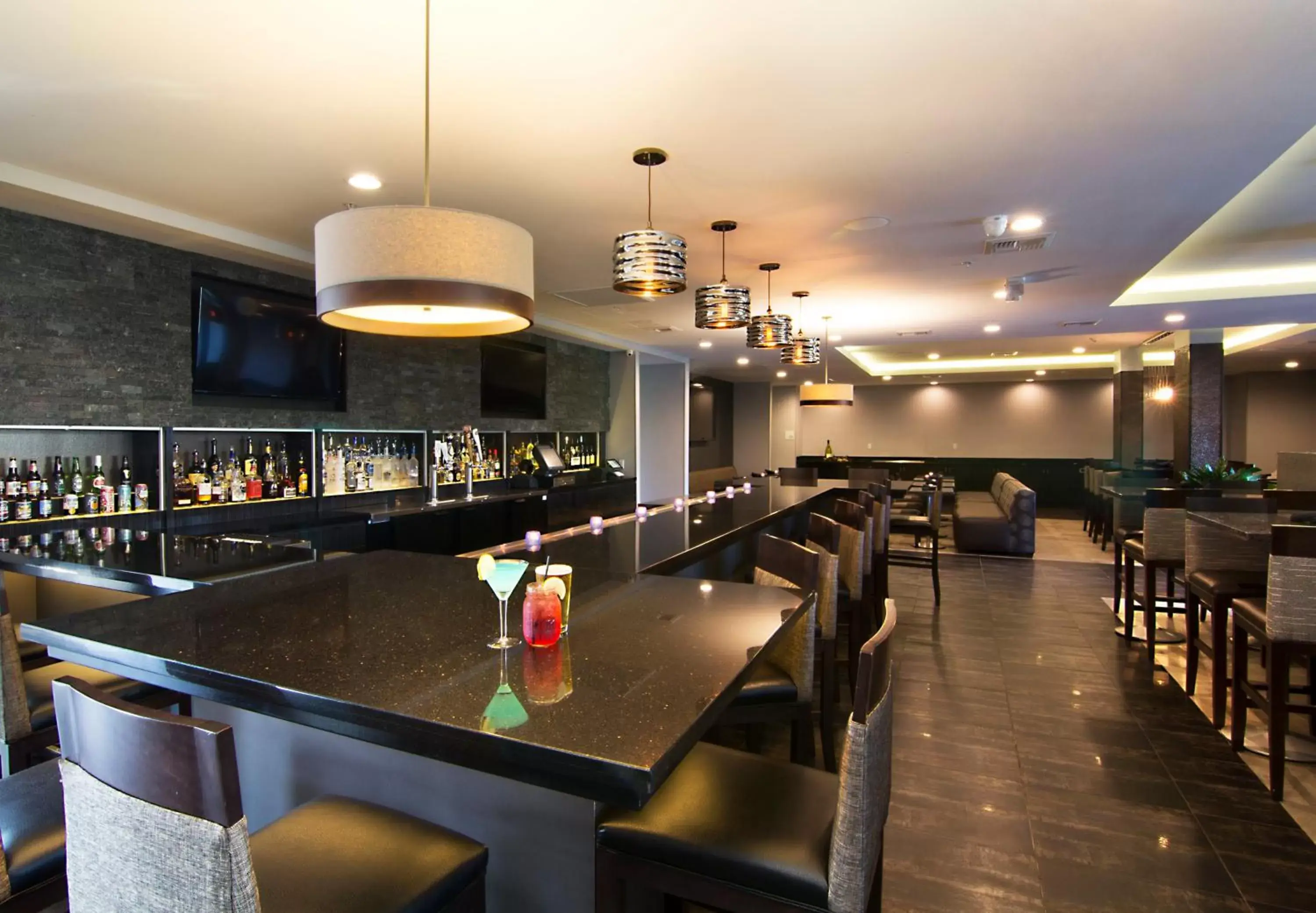 Lounge or bar, Restaurant/Places to Eat in Holiday Inn Carlsbad/San Diego, an IHG Hotel