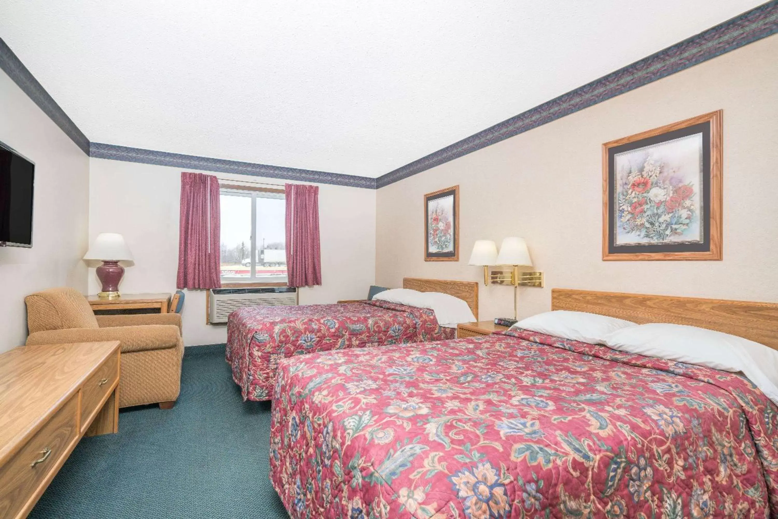 Photo of the whole room, Bed in Super 8 by Wyndham Superior WI