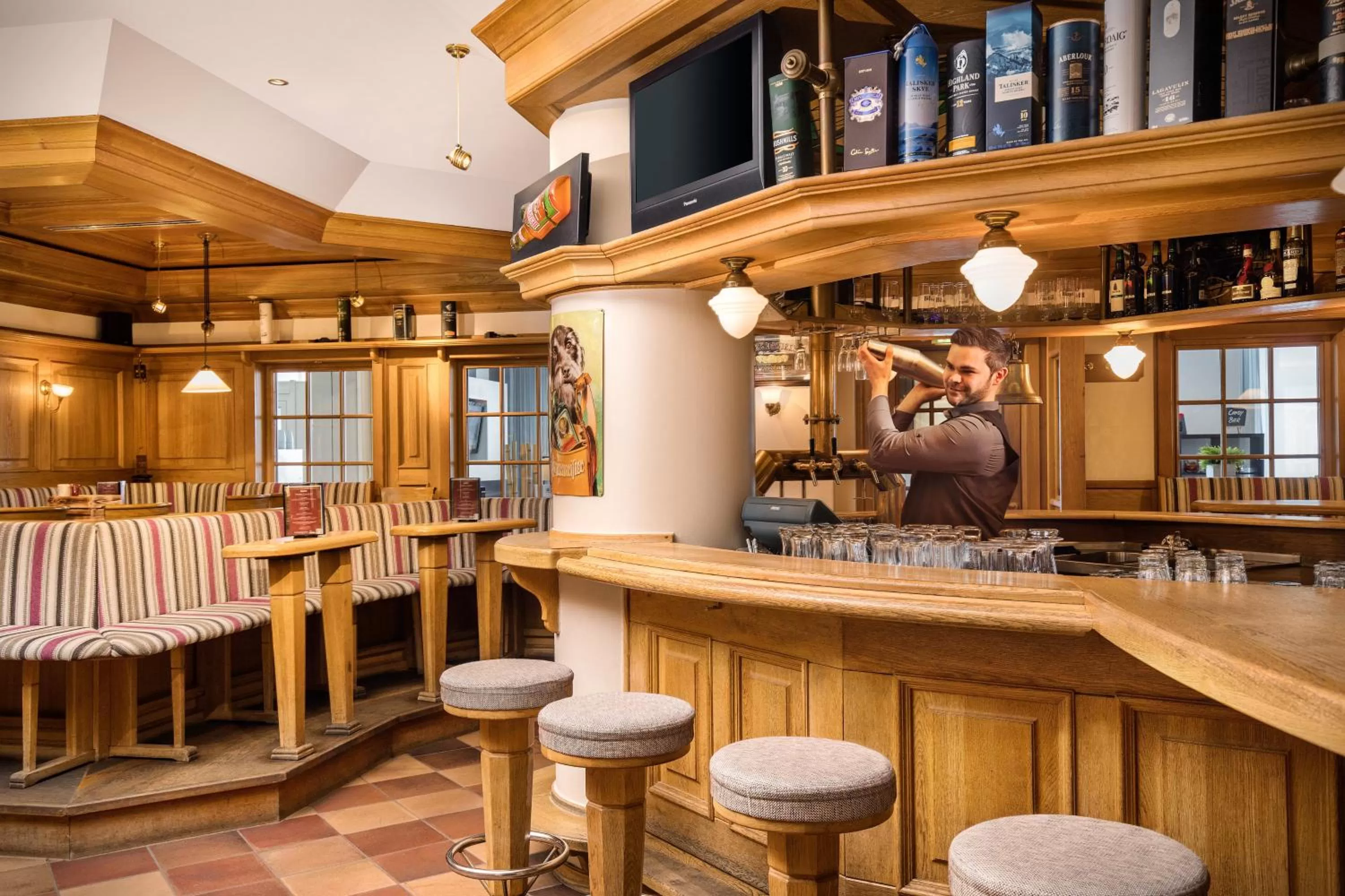 Lounge or bar in Holiday Inn Hamburg, an IHG Hotel