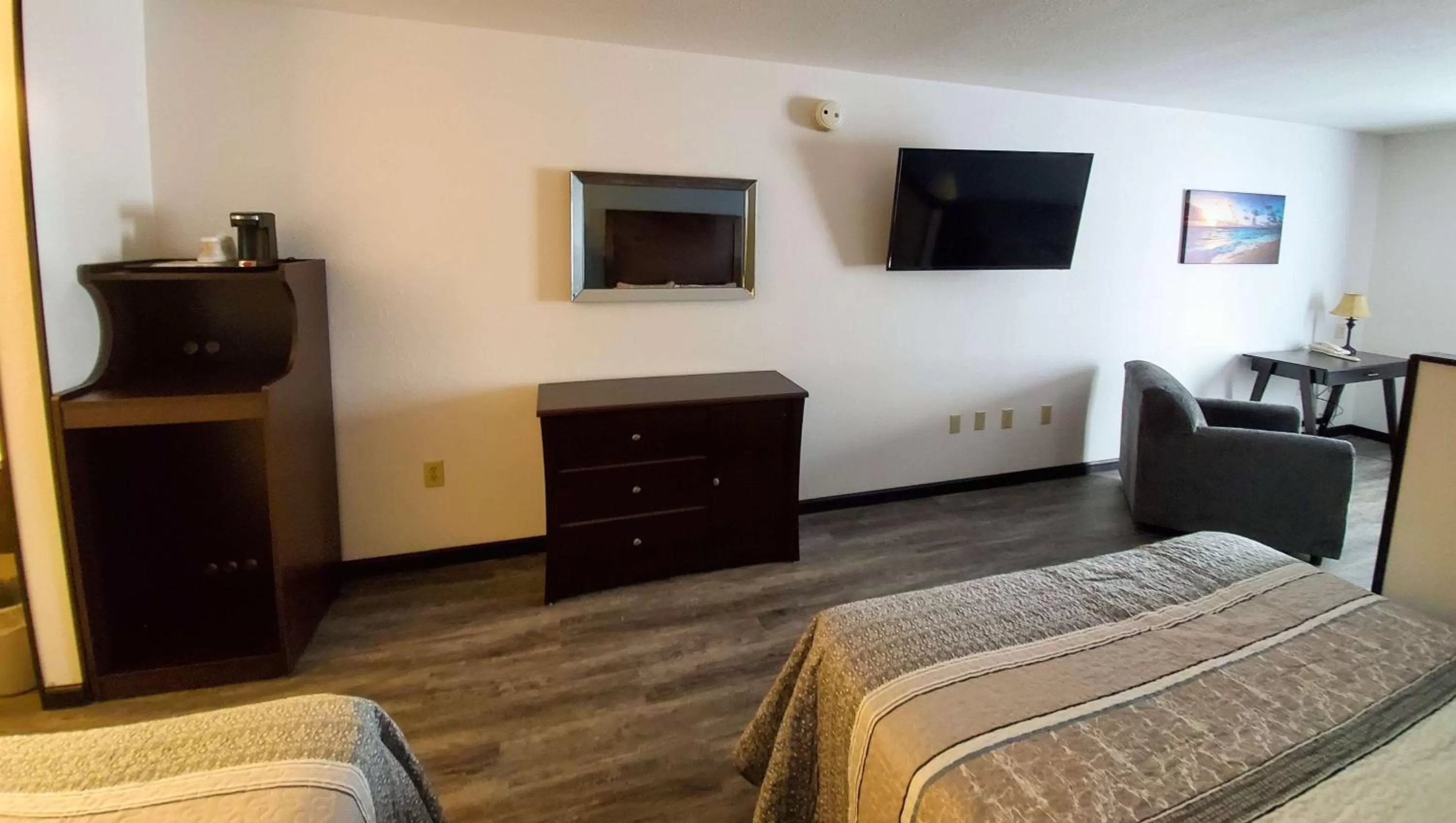 Photo of the whole room, Bed in Jasper Ridge Inn Ishpeming