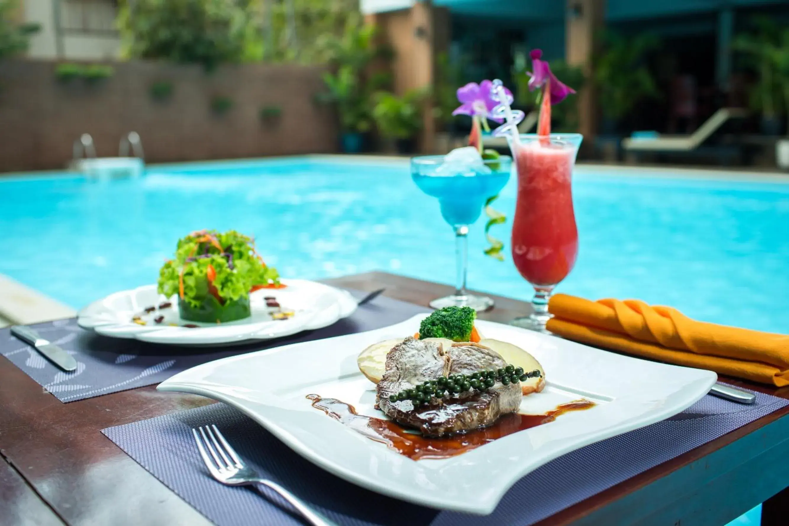 Lunch, Swimming Pool in Smiling Hotel