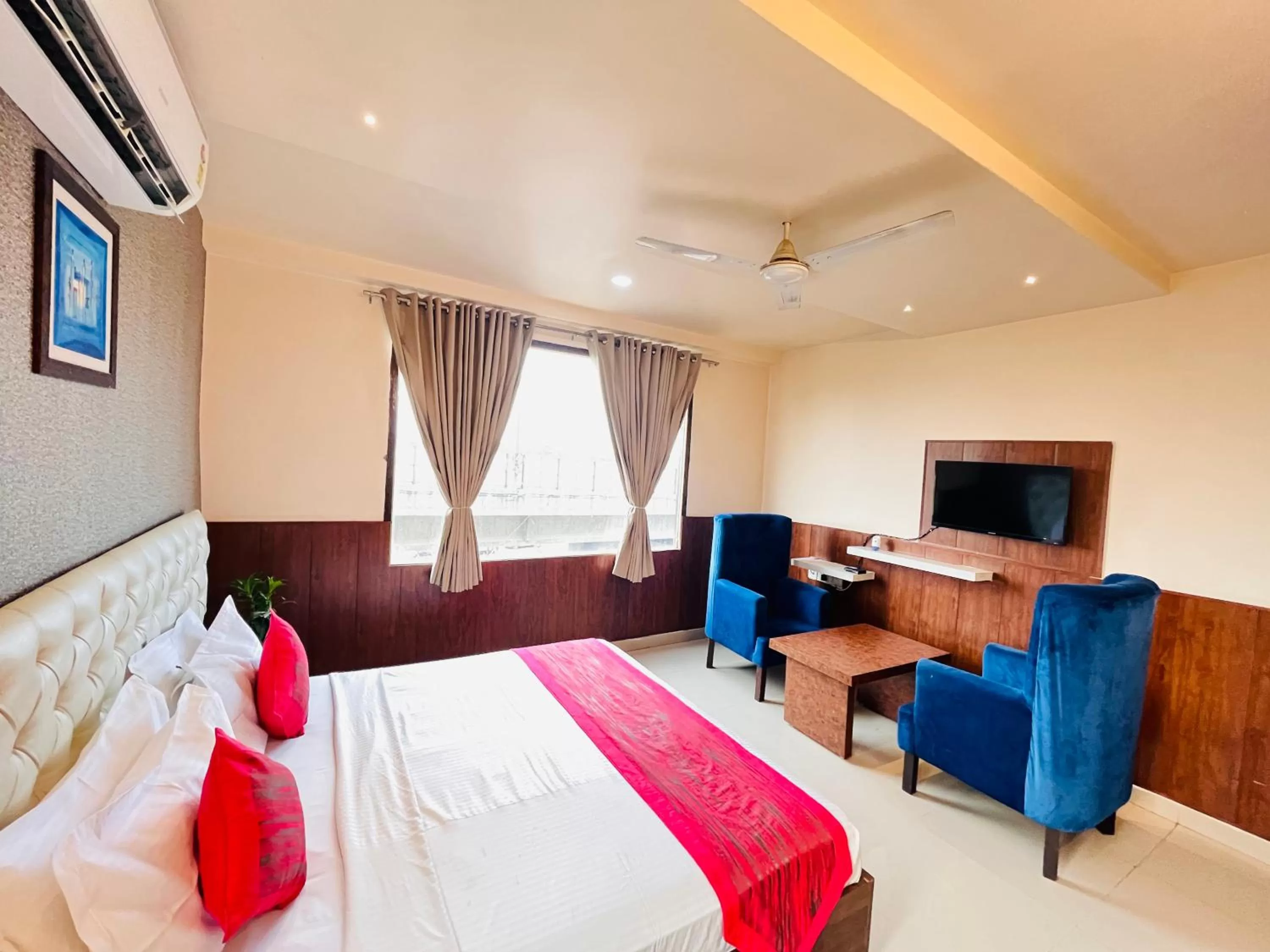 Bed in Hotel The Leaf - Gomti Nagar Lucknow