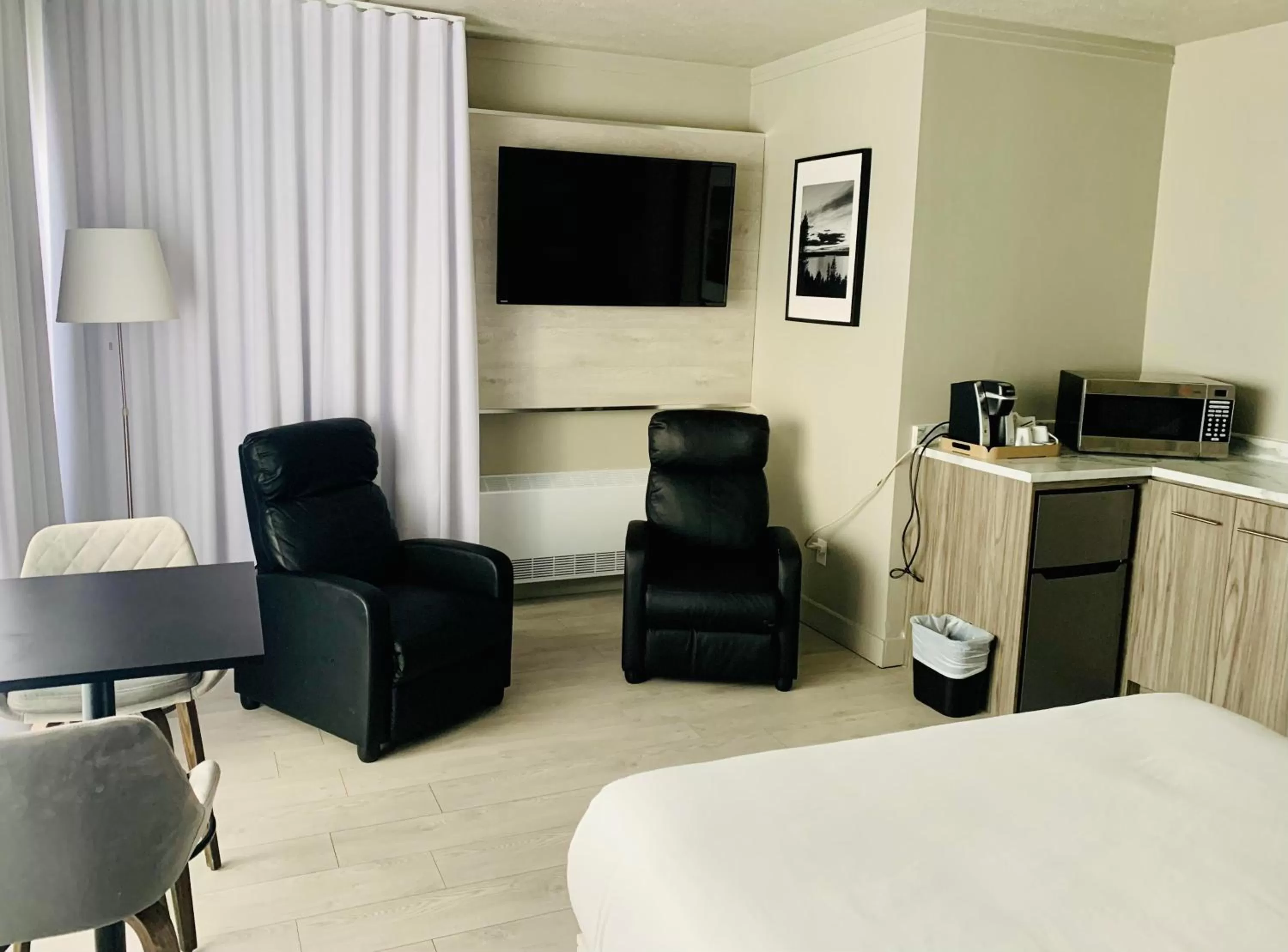 Living room, Bed in Hôtel Sept-Îles