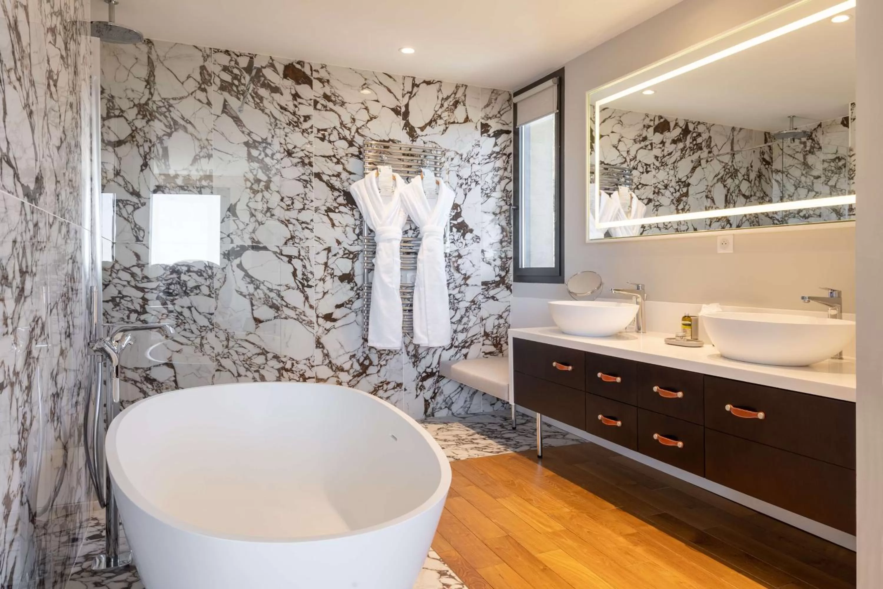 Shower in Eden Rose Grand Hotel BW Premier Collection