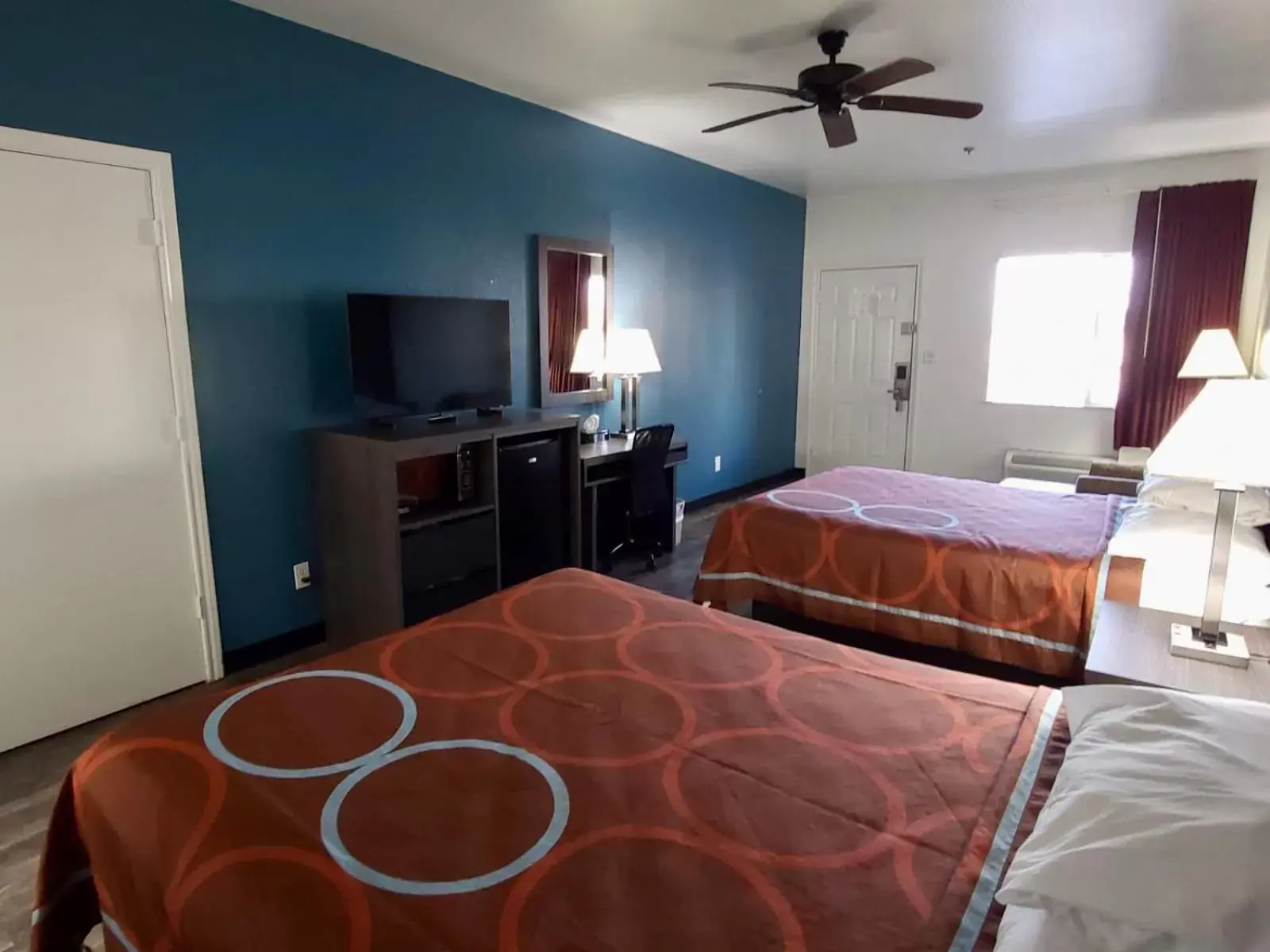 Bedroom, Bed in Super 8 by Wyndham Forney/East Dallas