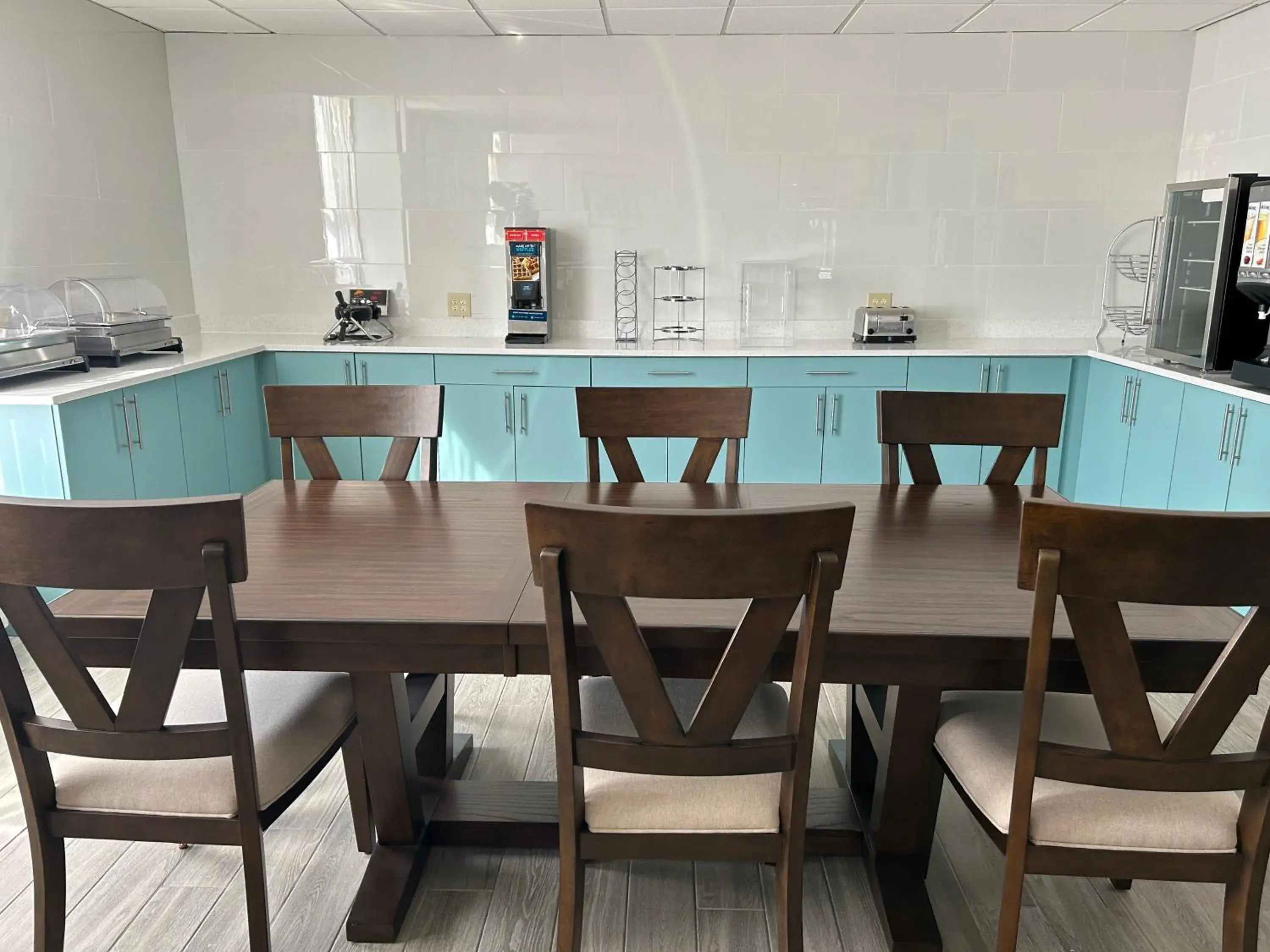 Breakfast in Clarion Inn & Suites Grand Rapids Airport Breakfast in Clarion Inn & Suites Grand Rapids Airport