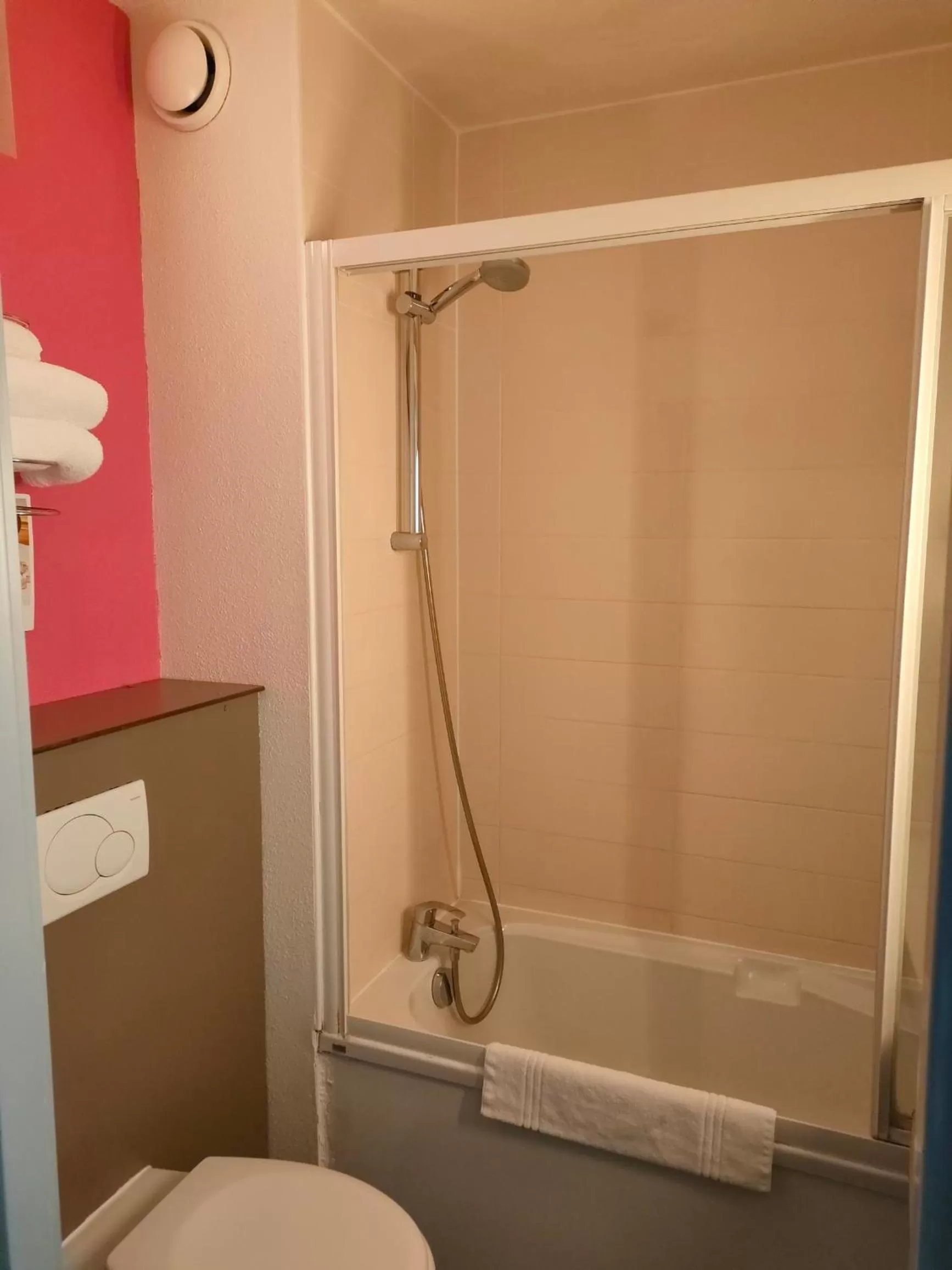 Bathroom in ibis Styles Bethune Bruay la Buissière