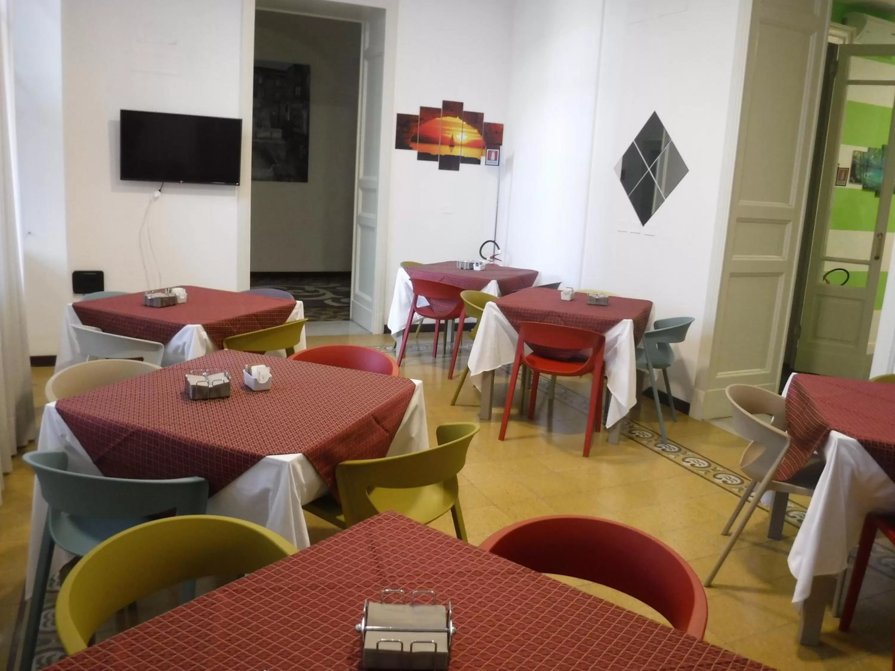 Communal lounge/ TV room in Moonlight Hotel&Suites