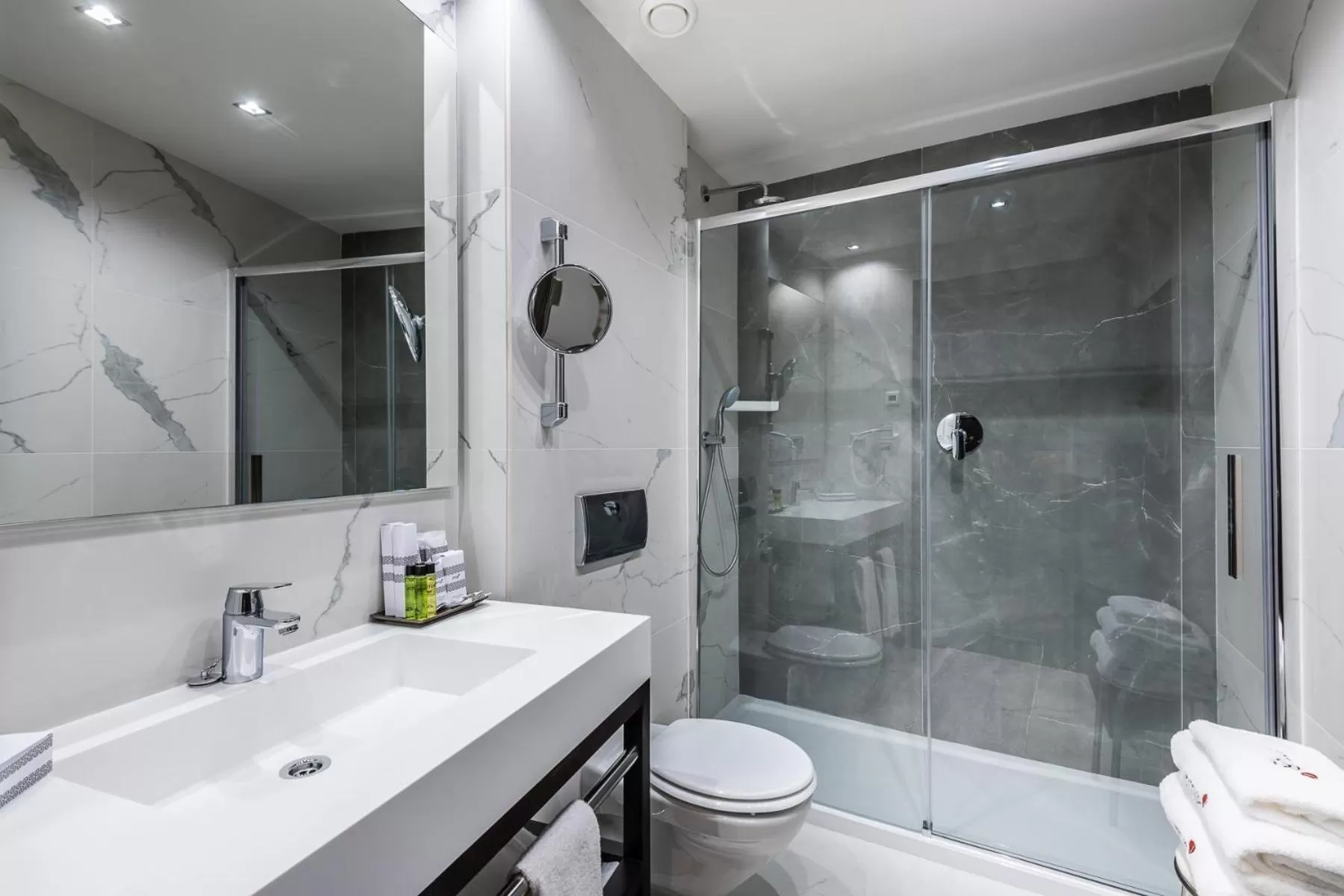 Shower in Intelier Palacio San Martin