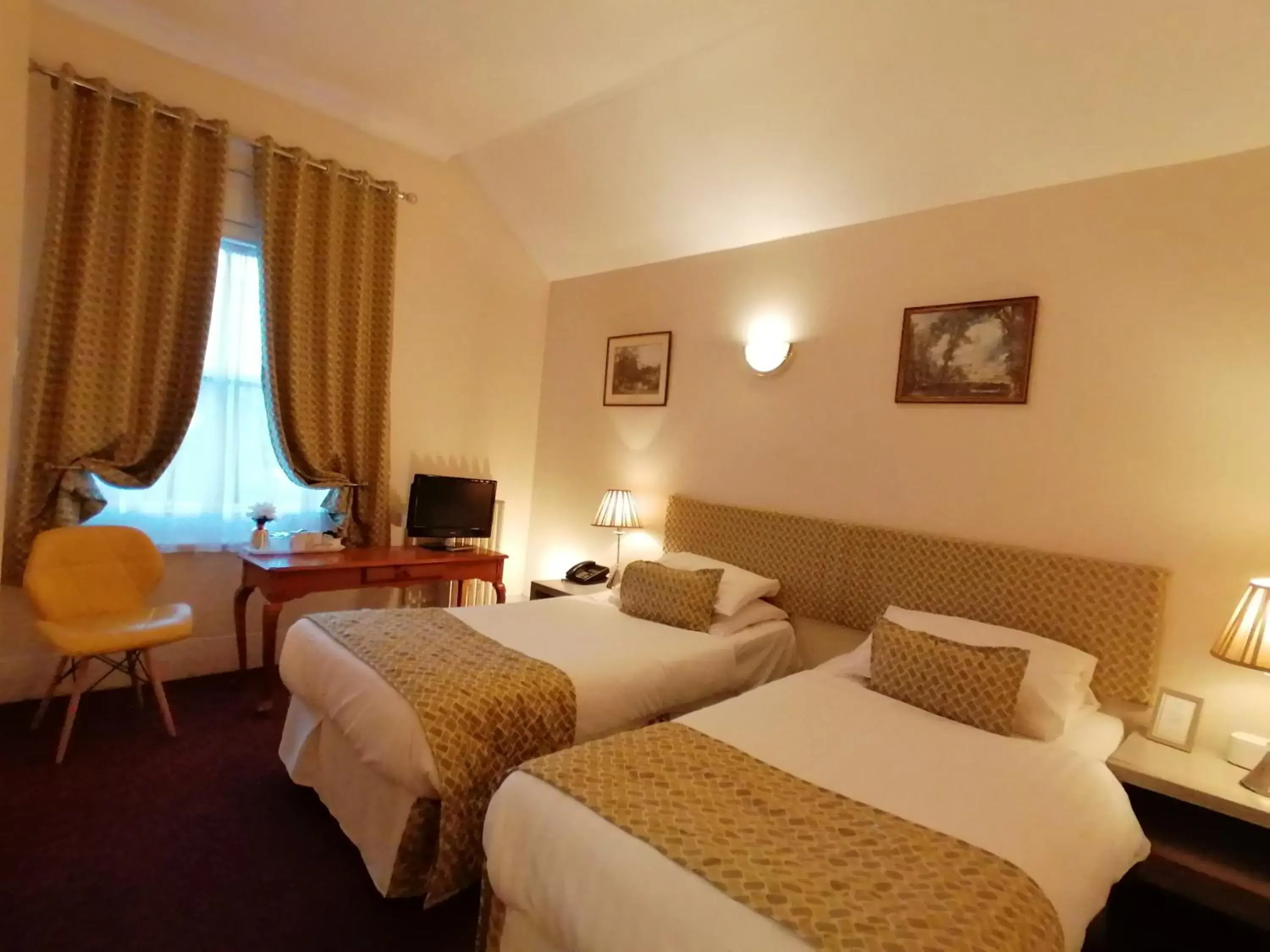 Standard Twin Room in The Gordon House Hotel Standard Twin Room in The Gordon House Hotel