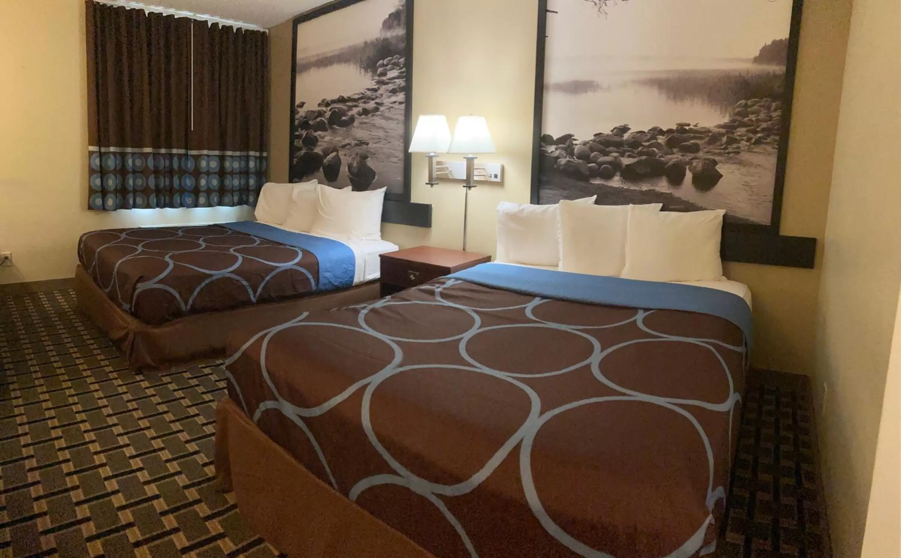 Bed in Super 8 by Wyndham Chisago City