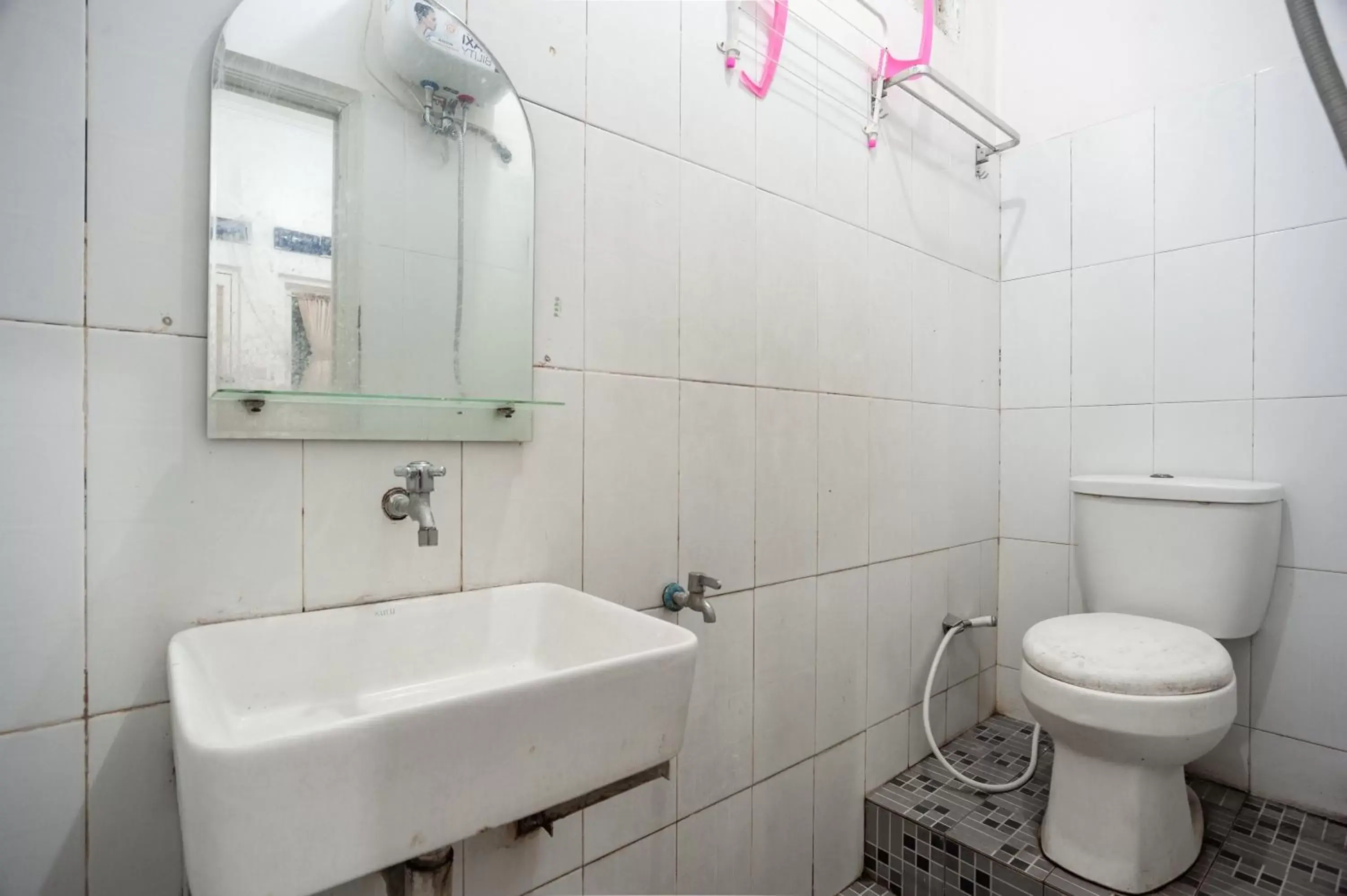 Shower, Bathroom in RedDoorz Syariah near PGC Cililitan