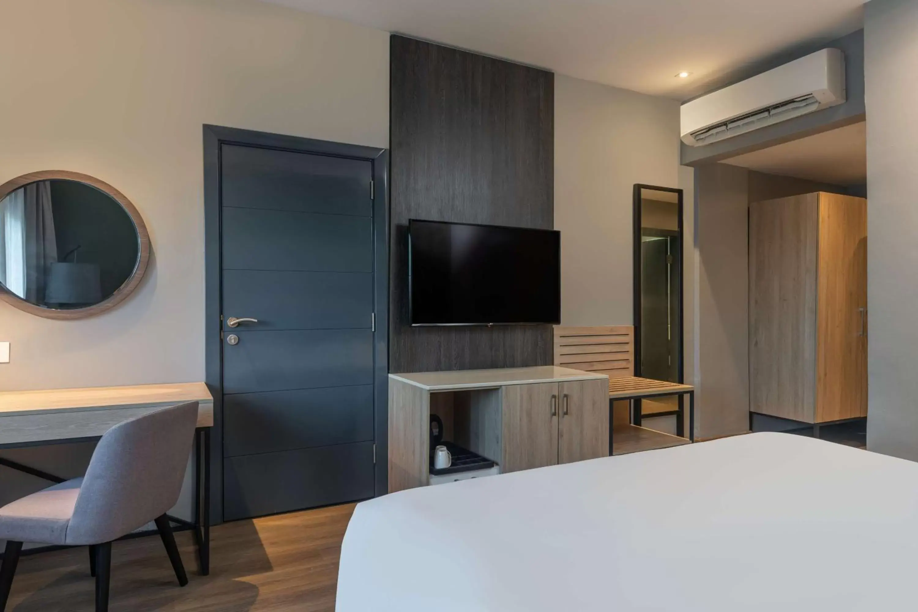 Bedroom, TV/Entertainment Center in Park Inn by Radisson, Lagos Victoria Island