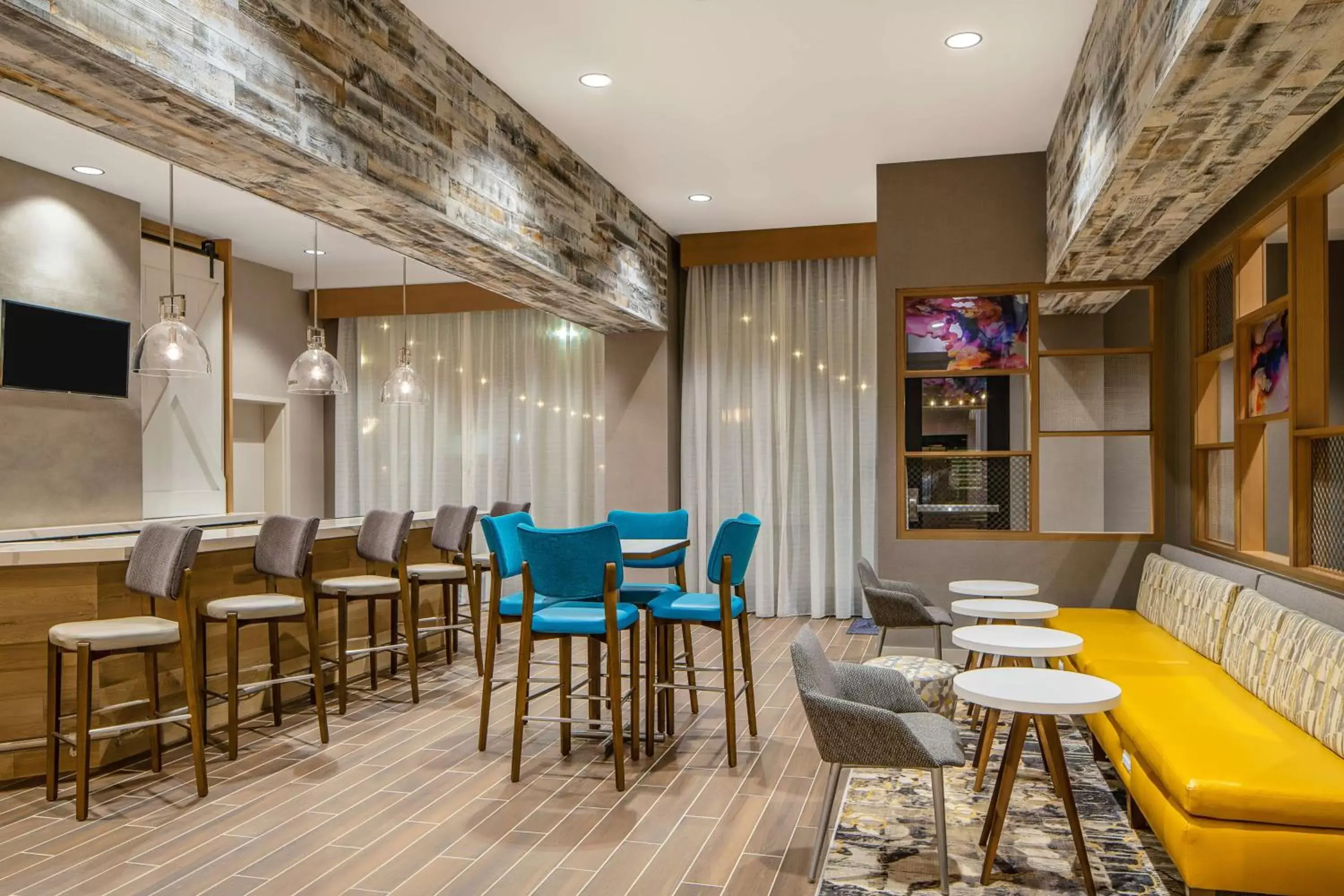 Lounge or bar in Hampton Inn & Suites Raleigh Midtown, NC
