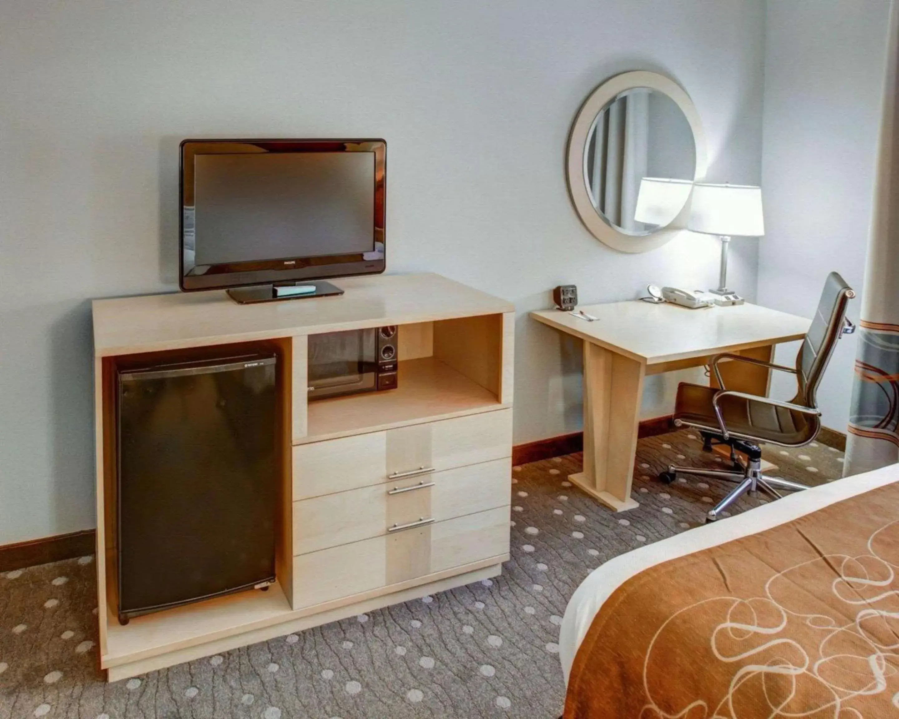 Photo of the whole room, Bed in Comfort Suites Pittsburgh Airport Photo of the whole room, Bed in Comfort Suites Pittsburgh Airport