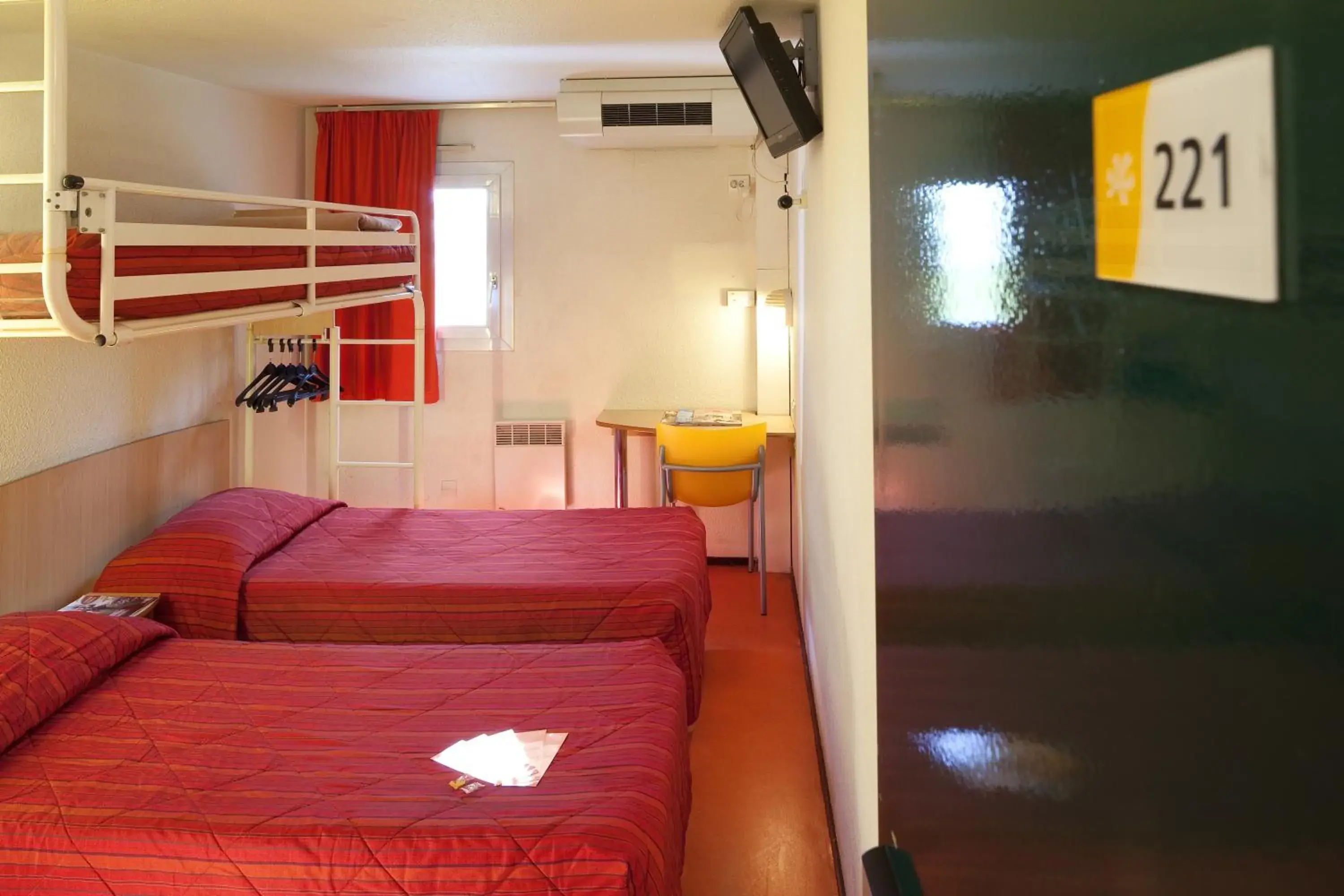 Photo of the whole room, Bunk Bed in Premiere Classe Evreux