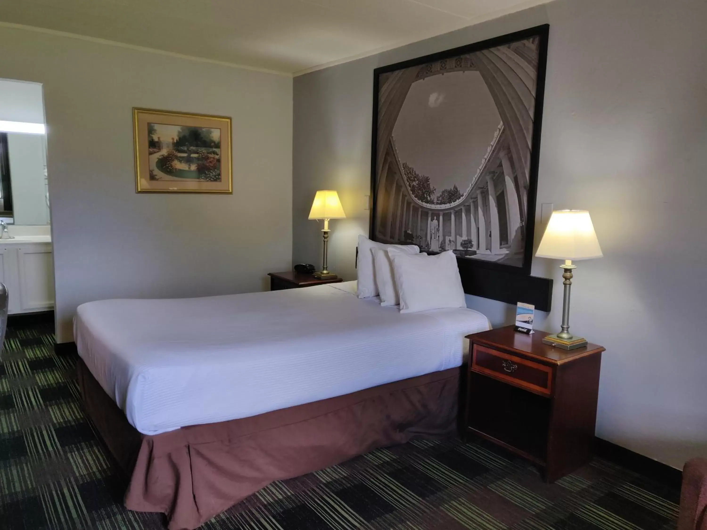 Bed in Sprucewood Inn Bed in Sprucewood Inn