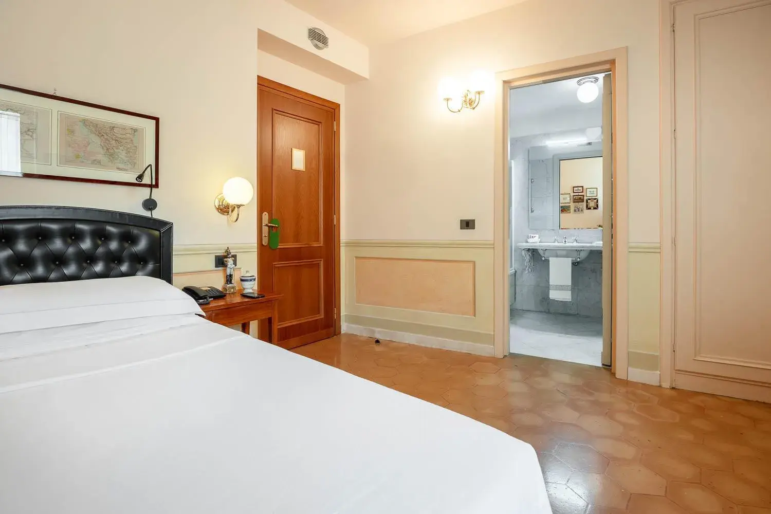 Bed in Hotel San Luca