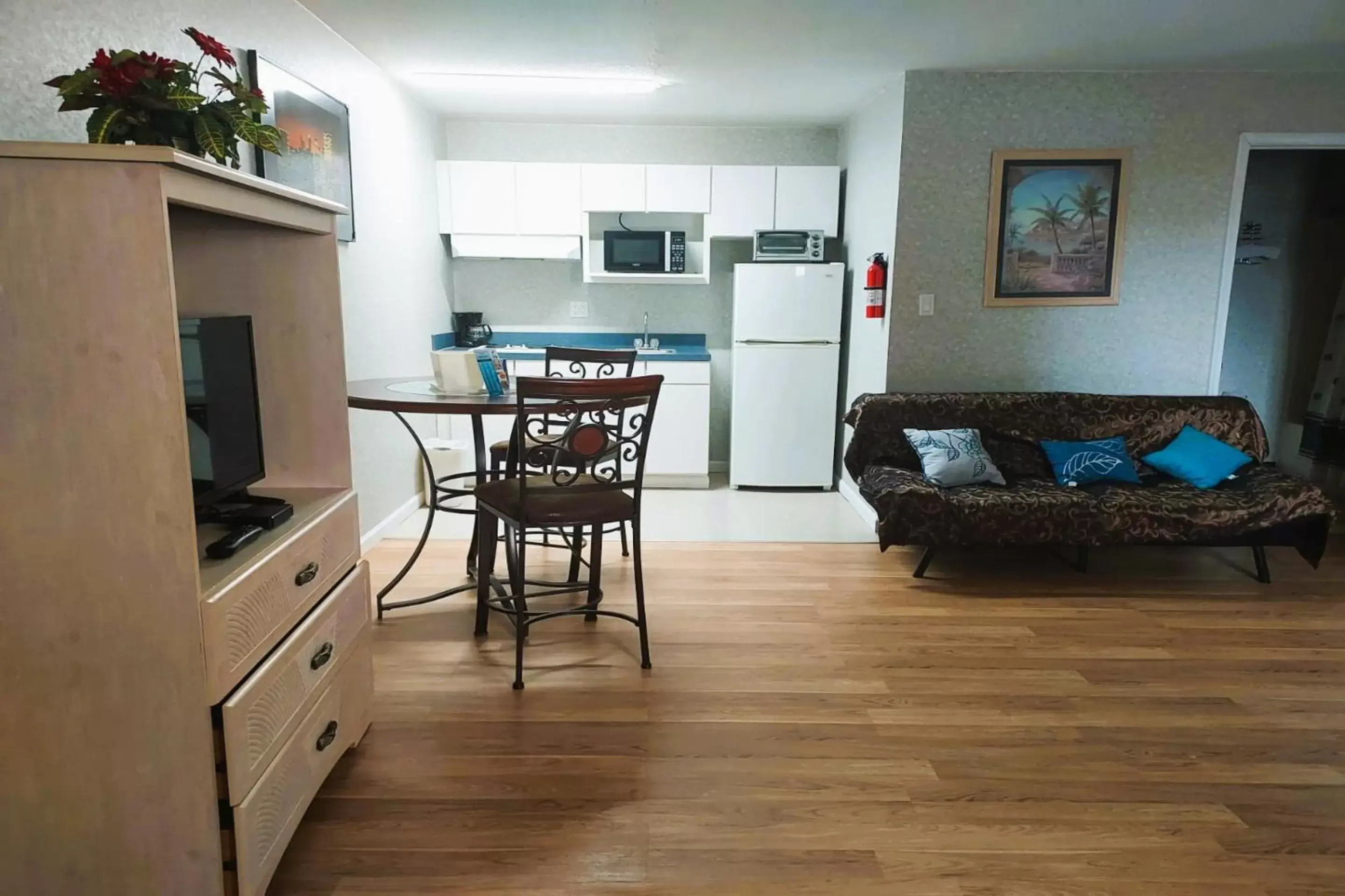 Bedroom, Dining Area in Studio Inn and Suites