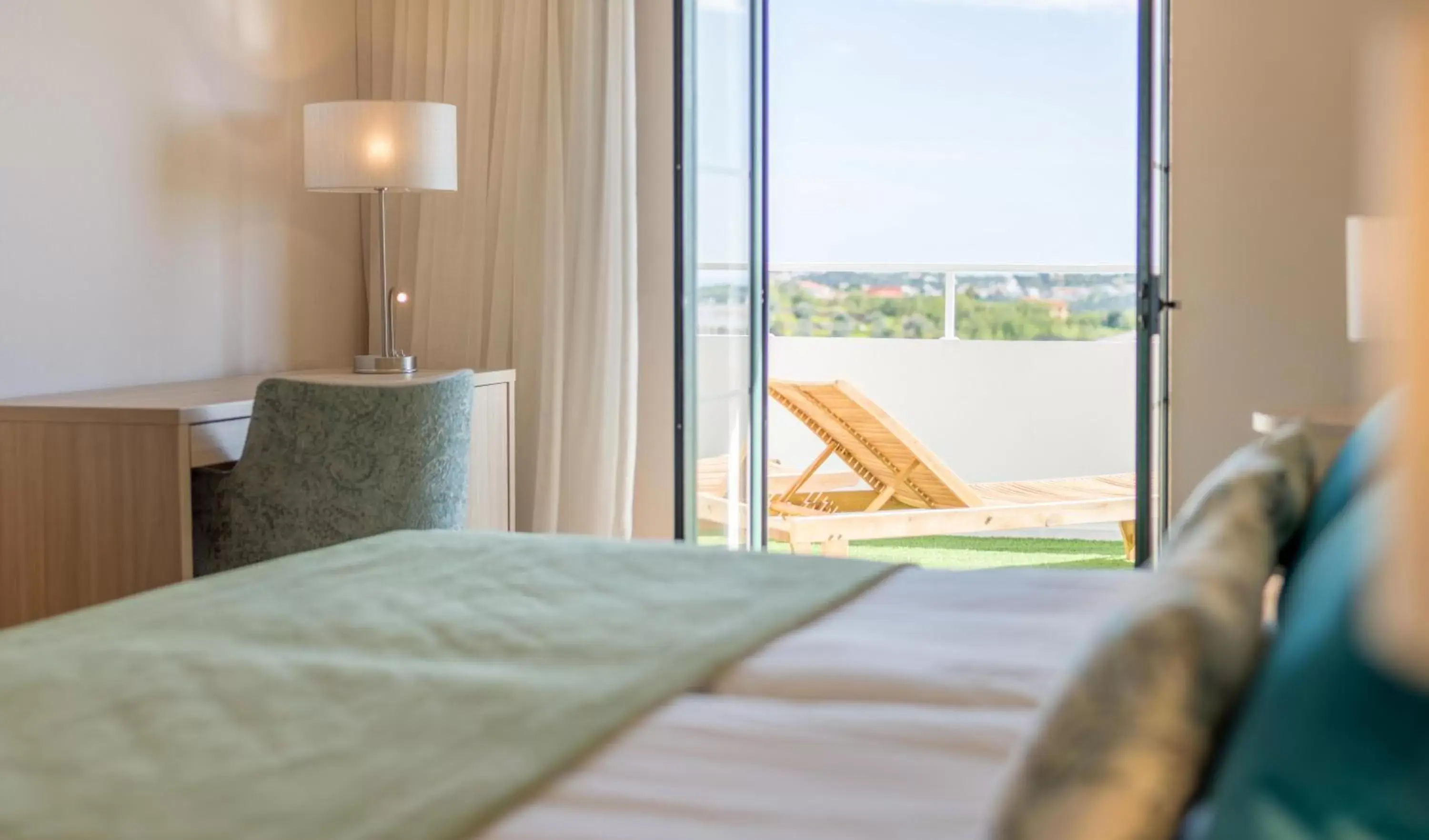 Balcony/Terrace, Bed in Loule Jardim Hotel