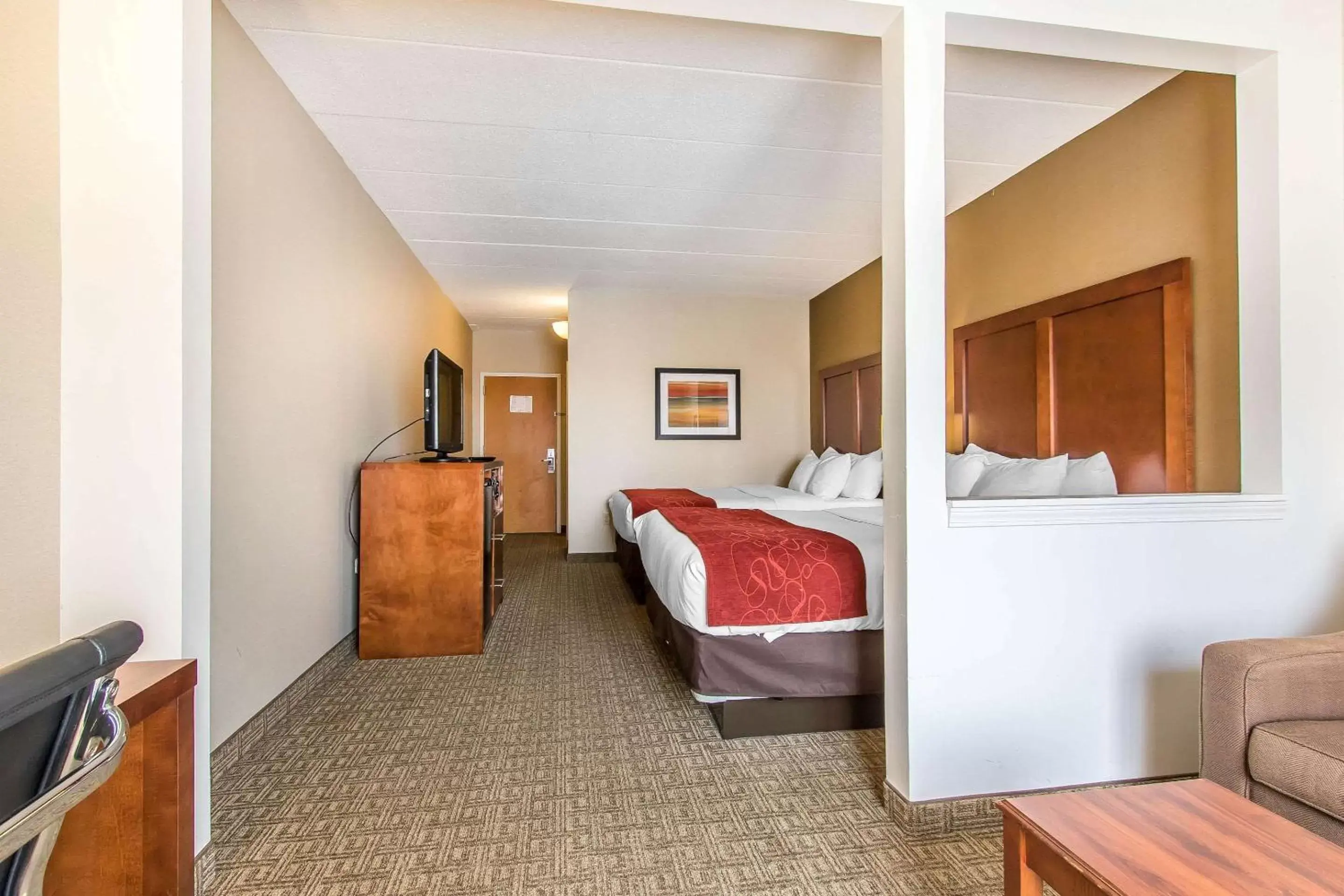 Photo of the whole room, Bed in Comfort Suites Richmond