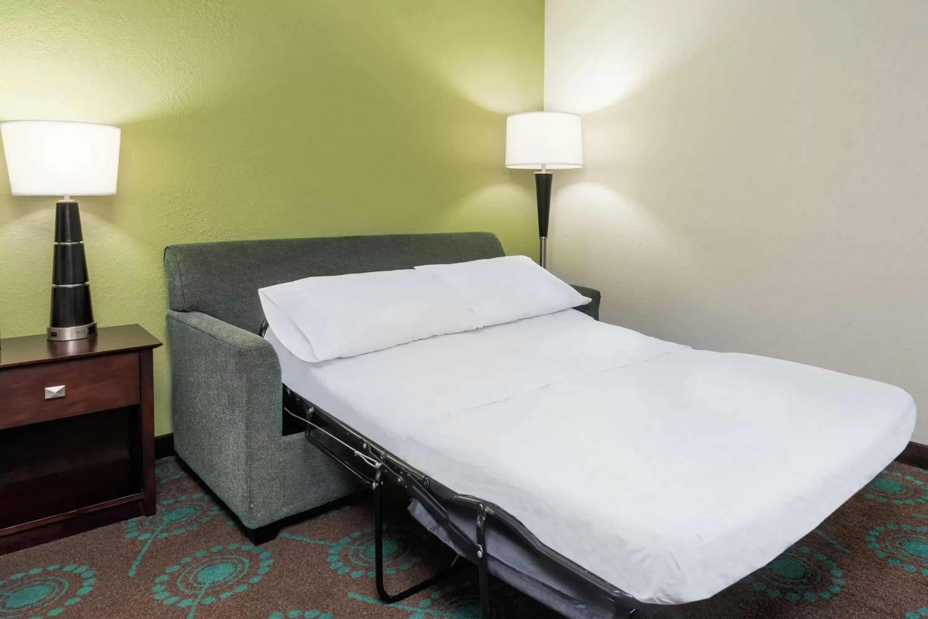 Bed in Hampton Inn Orlando-International Airport