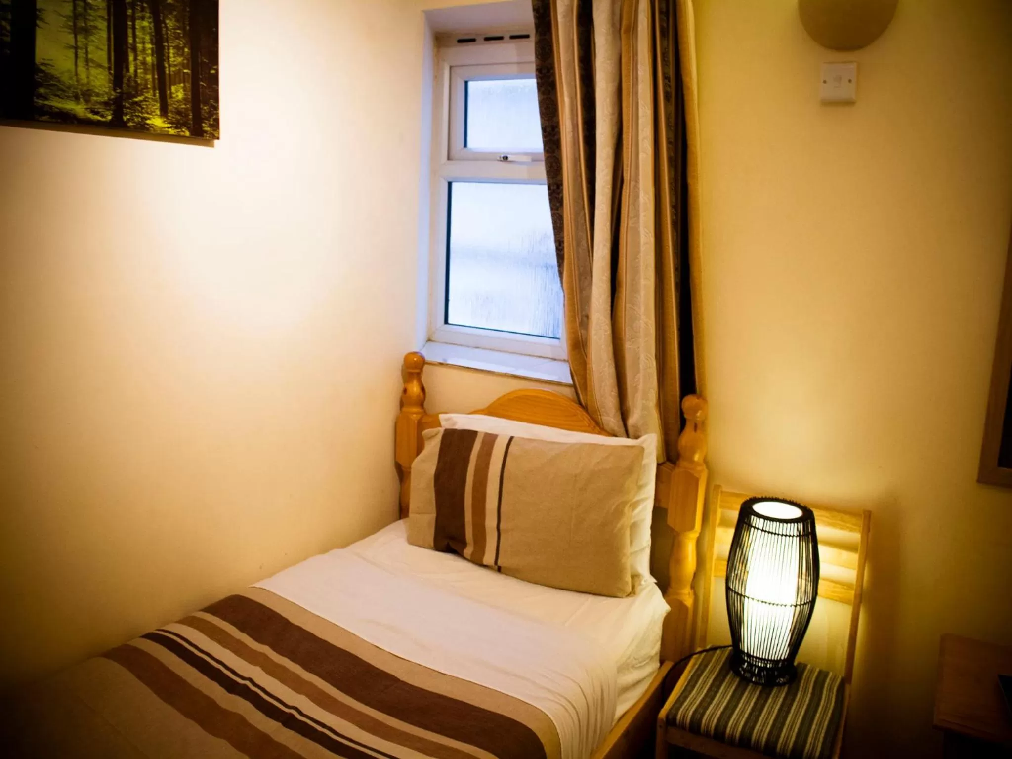 Photo of the whole room, Bed in Cricklewood Lodge Hotel